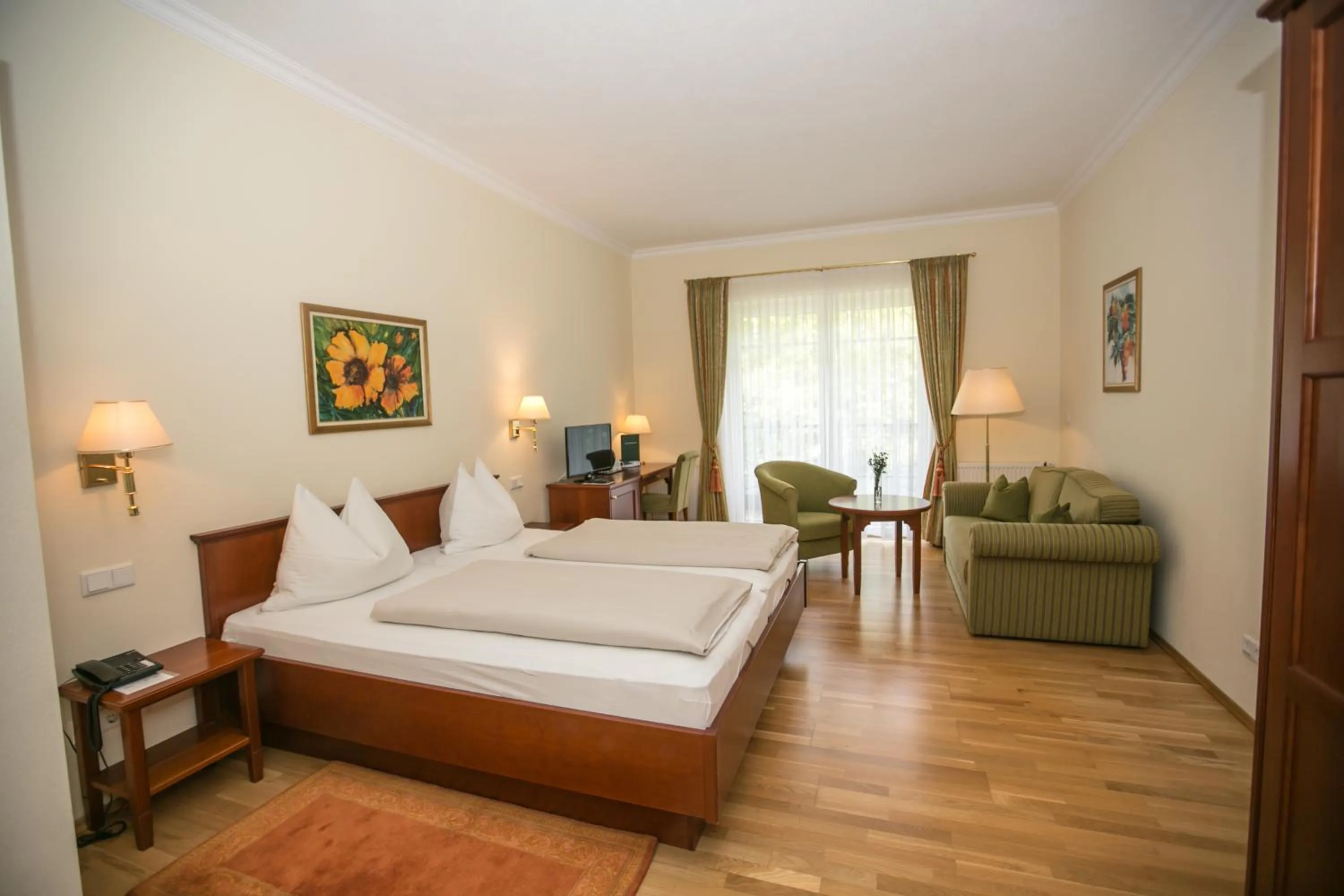 Photo of the whole room, Bed in Seehotel Billroth