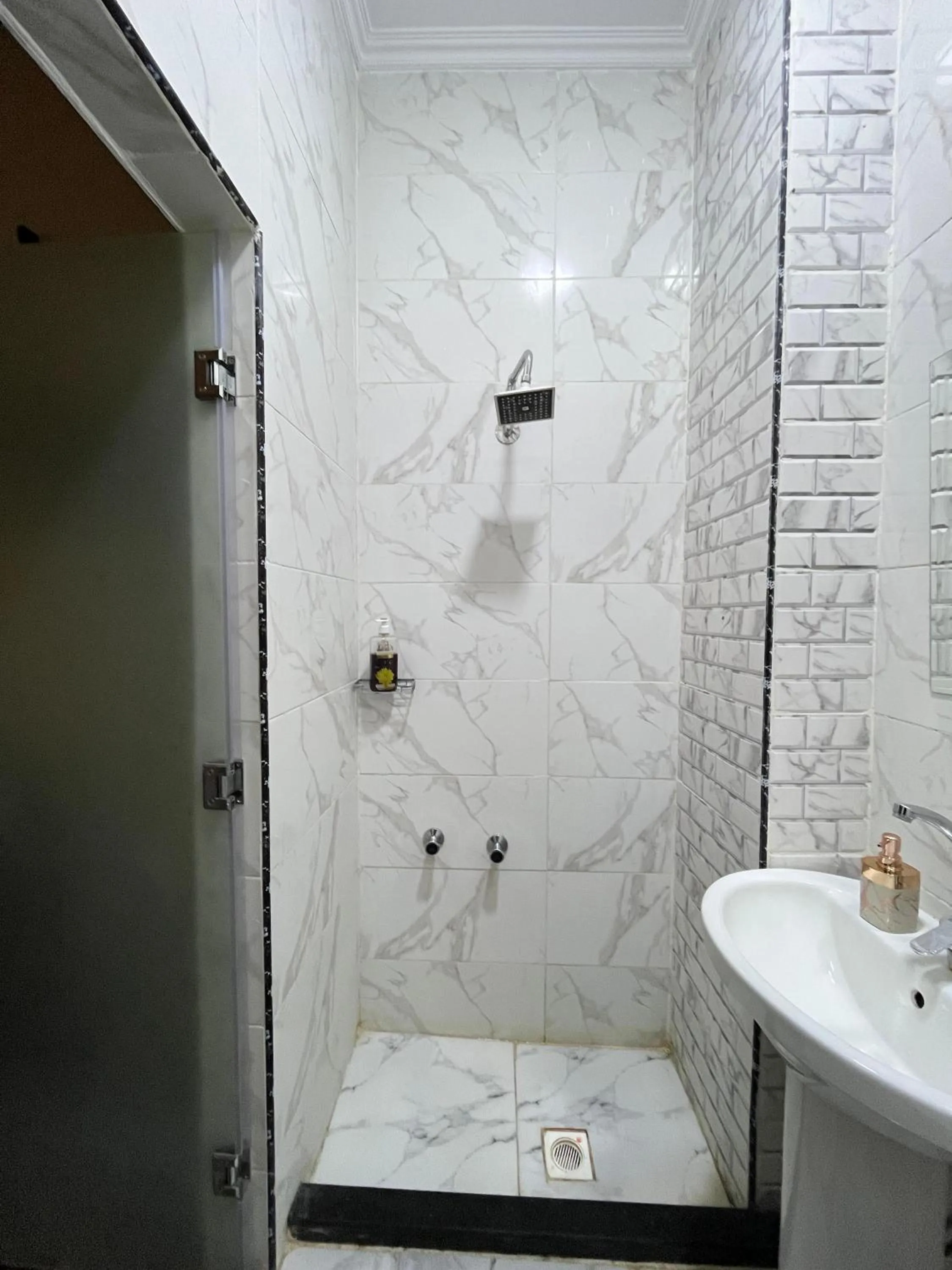 Shower in El Khalil Pyramids View Inn