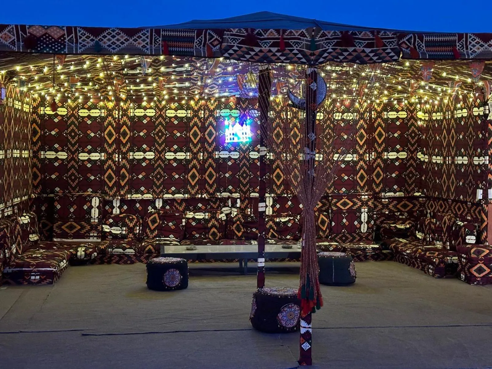 Evening entertainment in El Khalil Pyramids View Inn