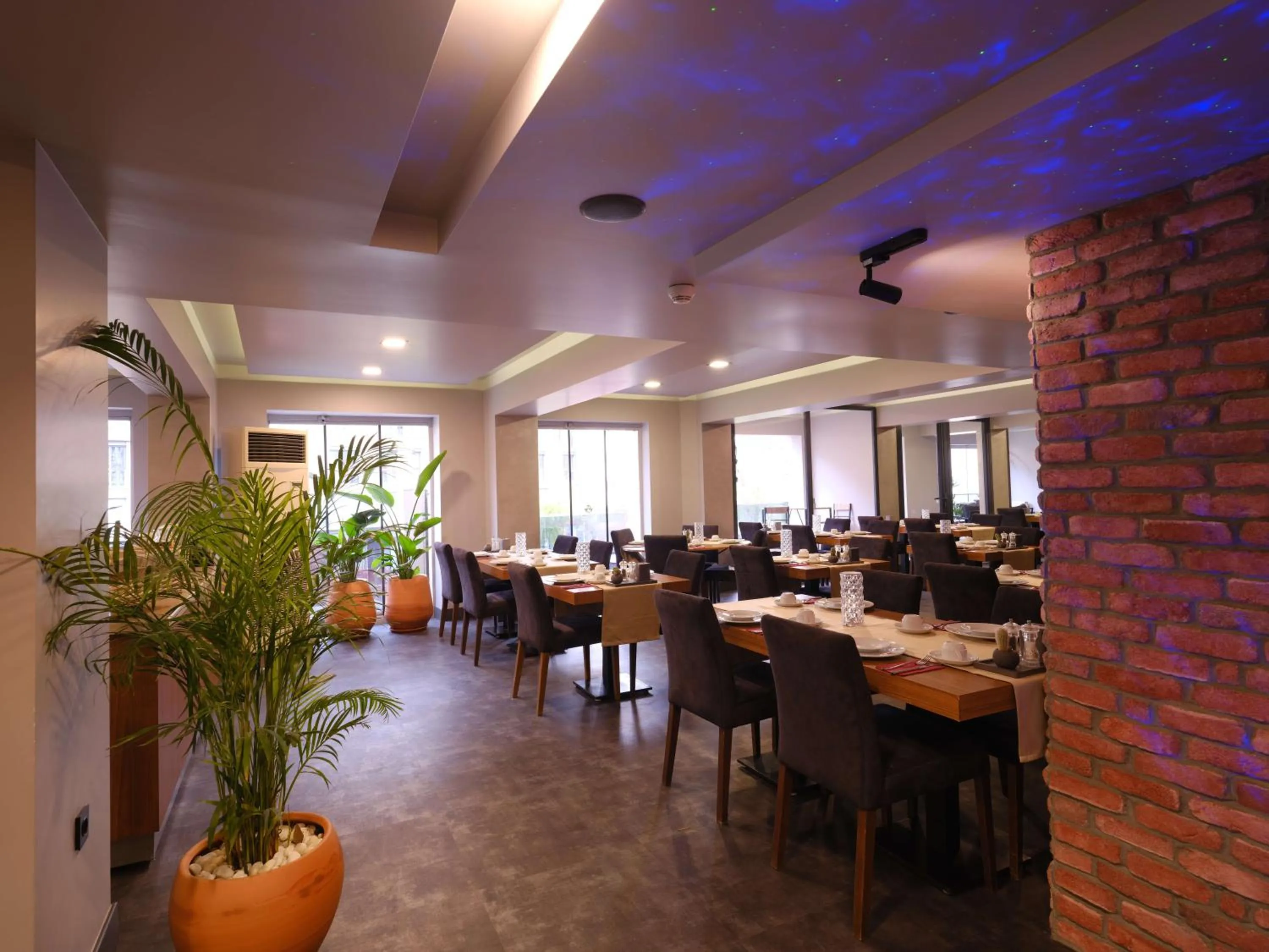 Restaurant/places to eat in SennaCity Hotel