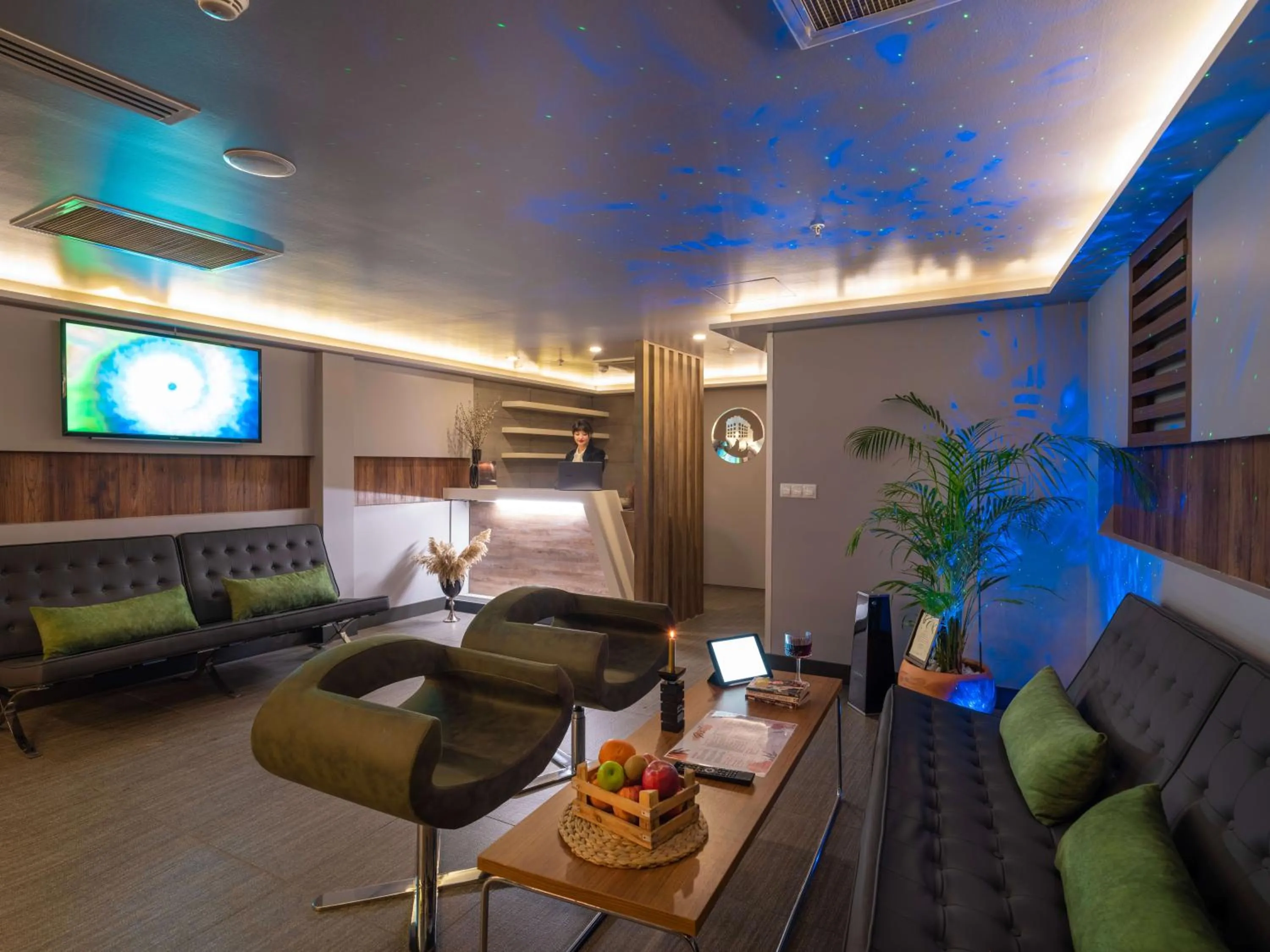 Communal lounge/ TV room in SennaCity Hotel