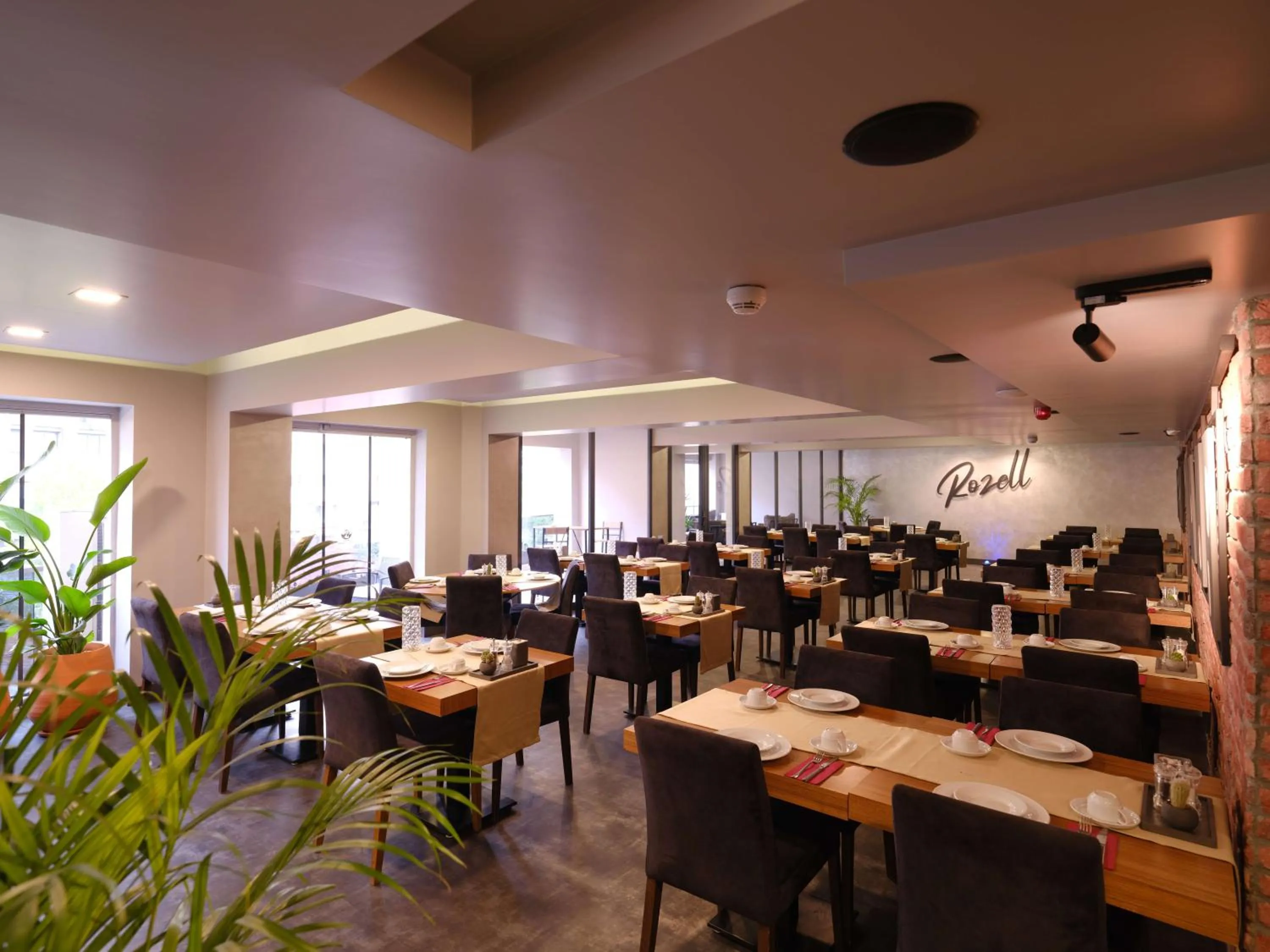 Restaurant/places to eat in SennaCity Hotel