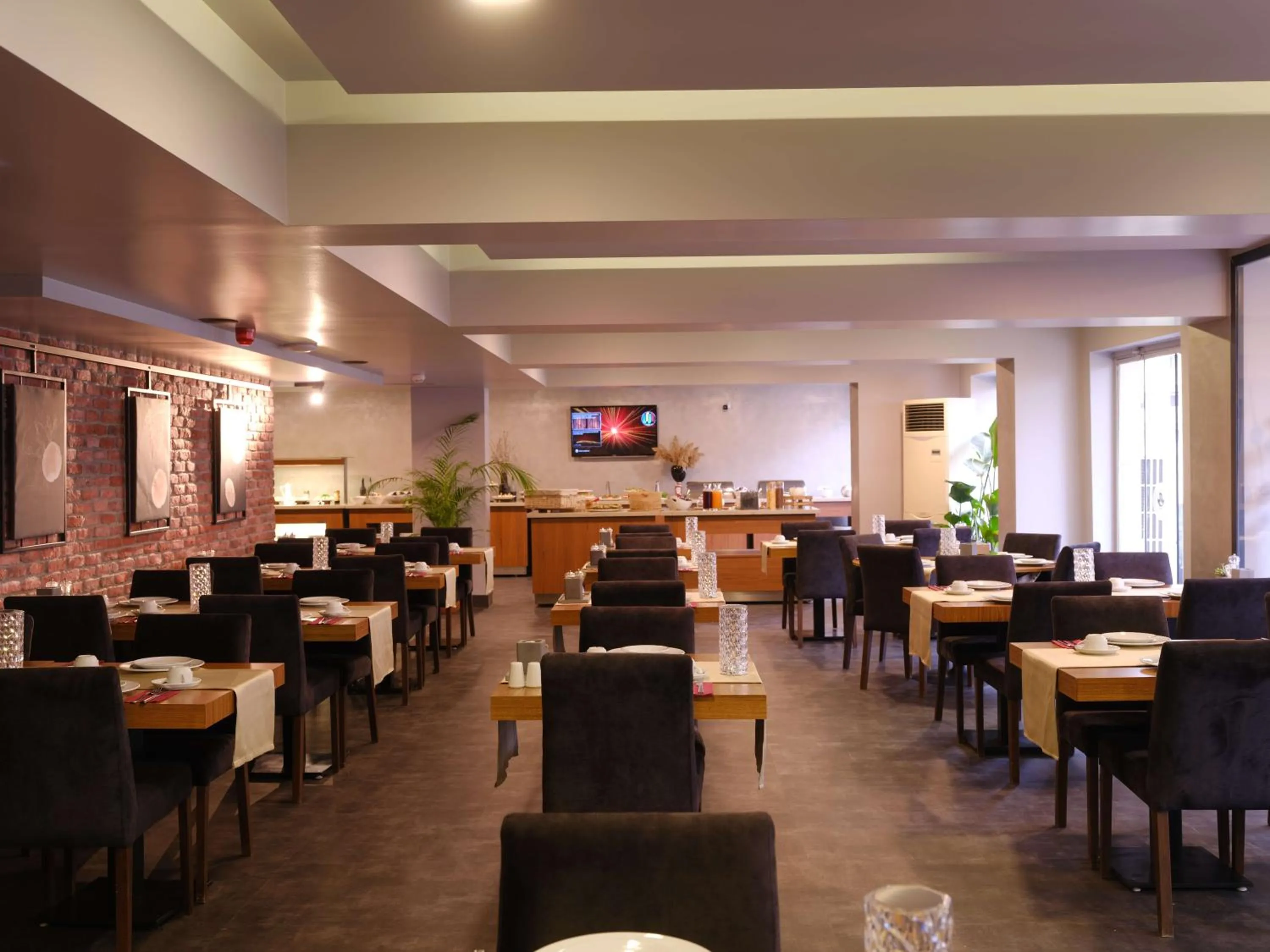 Restaurant/places to eat in SennaCity Hotel