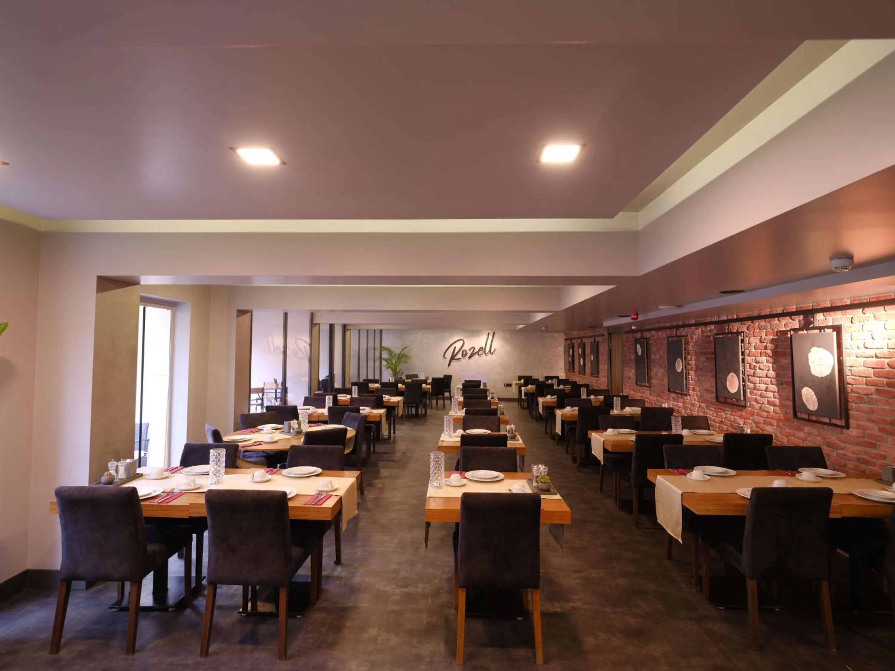 Restaurant/places to eat in SennaCity Hotel