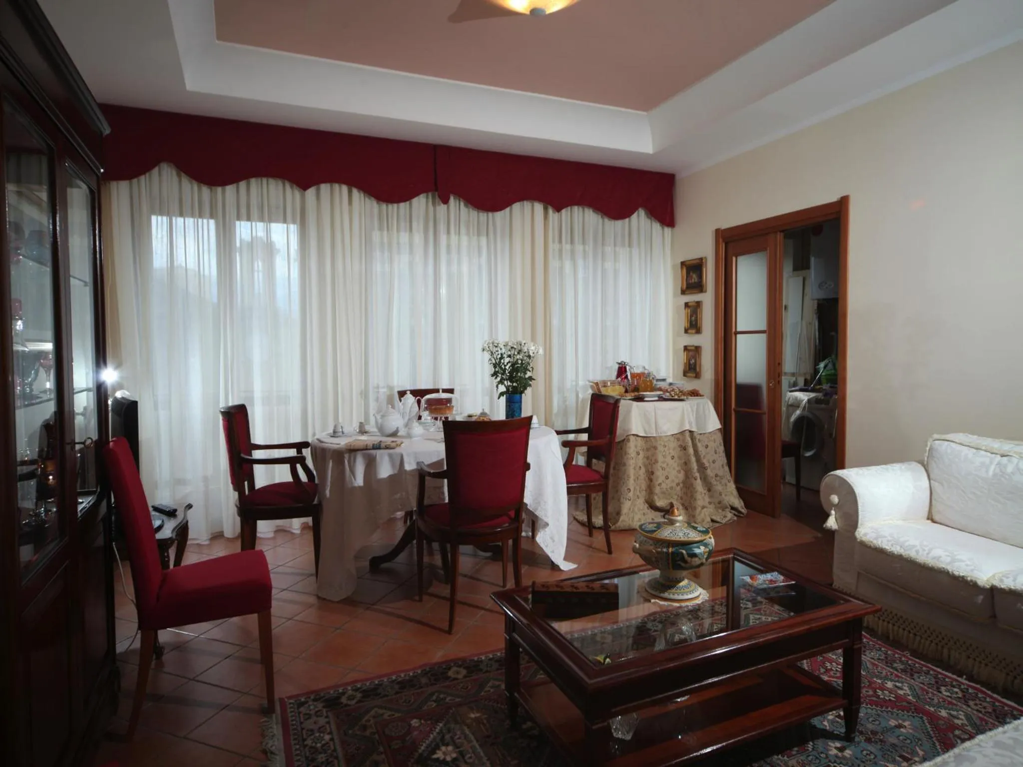 Communal lounge/ TV room in Napoli Porta Di Mare