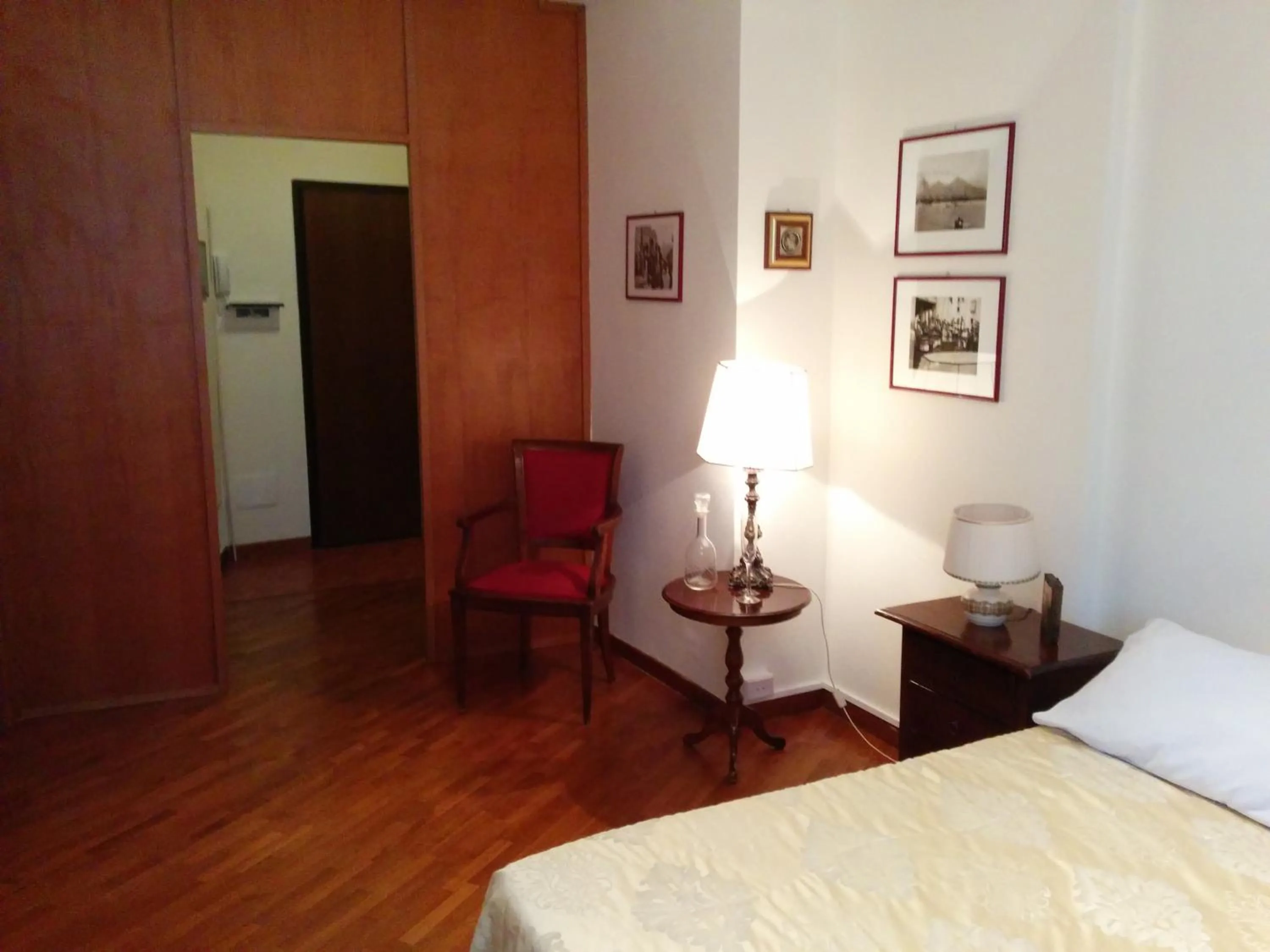 Photo of the whole room, Bed in Napoli Porta Di Mare