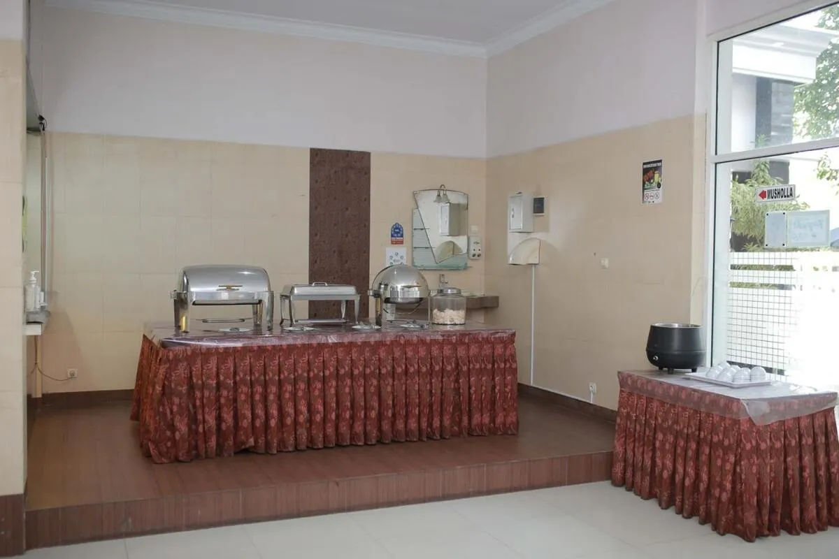 Restaurant/places to eat in WISMA KUSUMA HOTEL