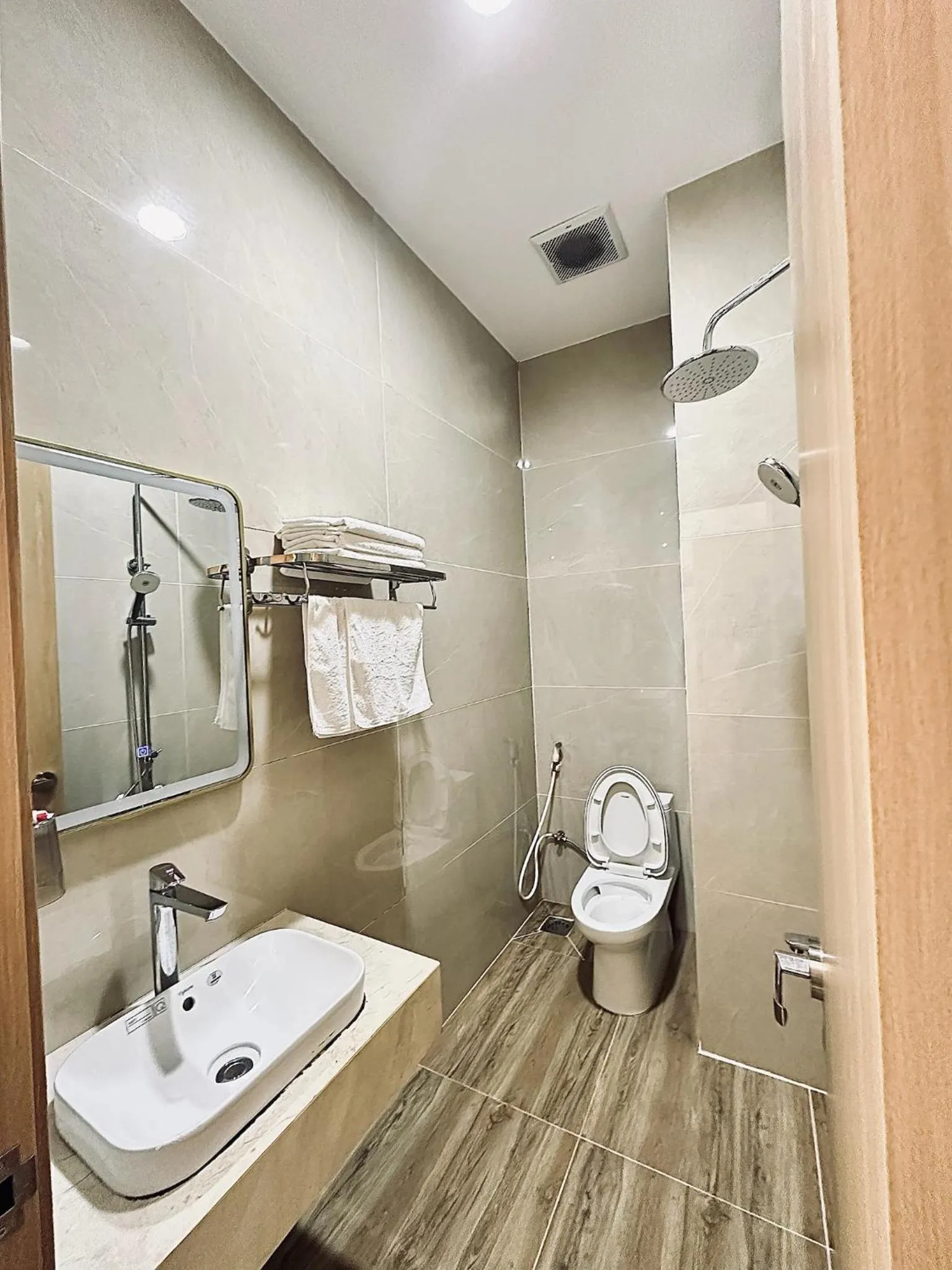 Bathroom in Hoàng Đô Hotel