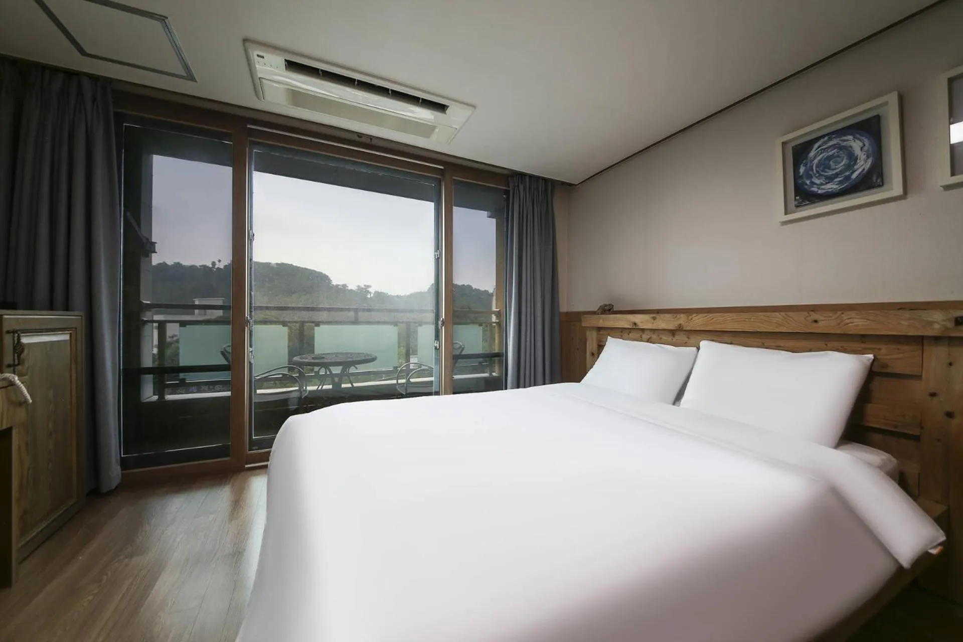 Bed in Cheonjiyeon Hotel