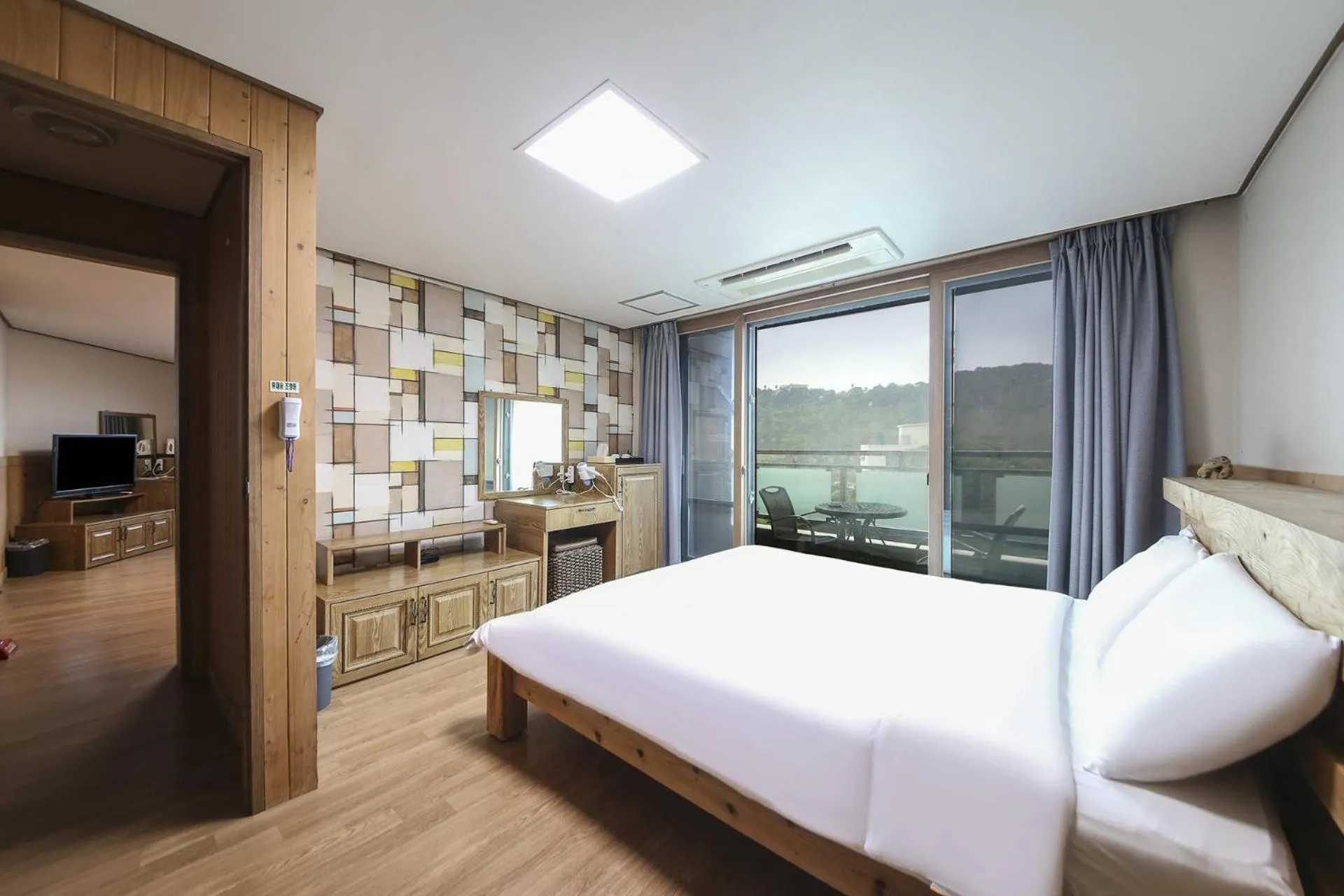 Bed in Cheonjiyeon Hotel