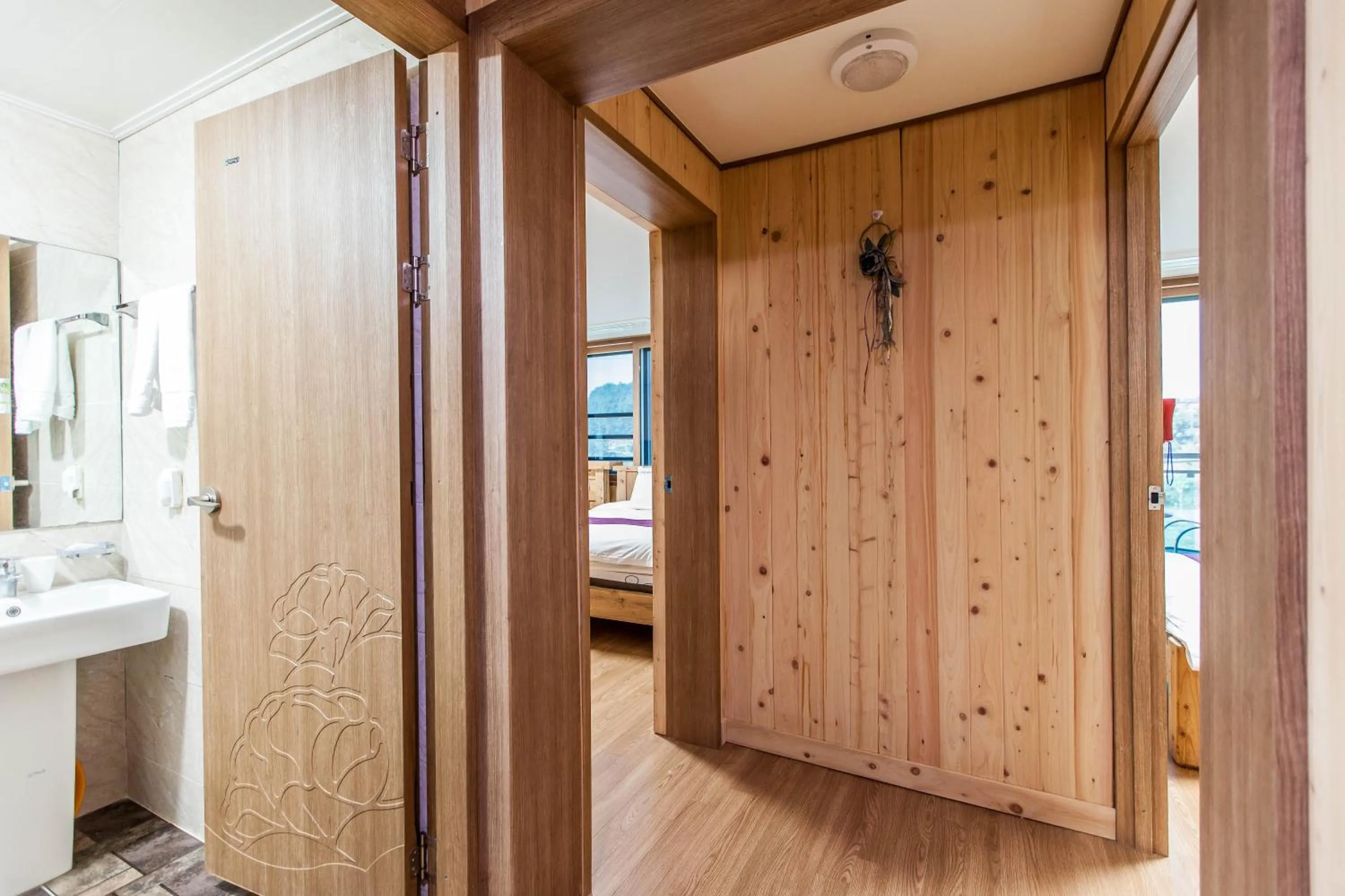 Photo of the whole room in Cheonjiyeon Hotel