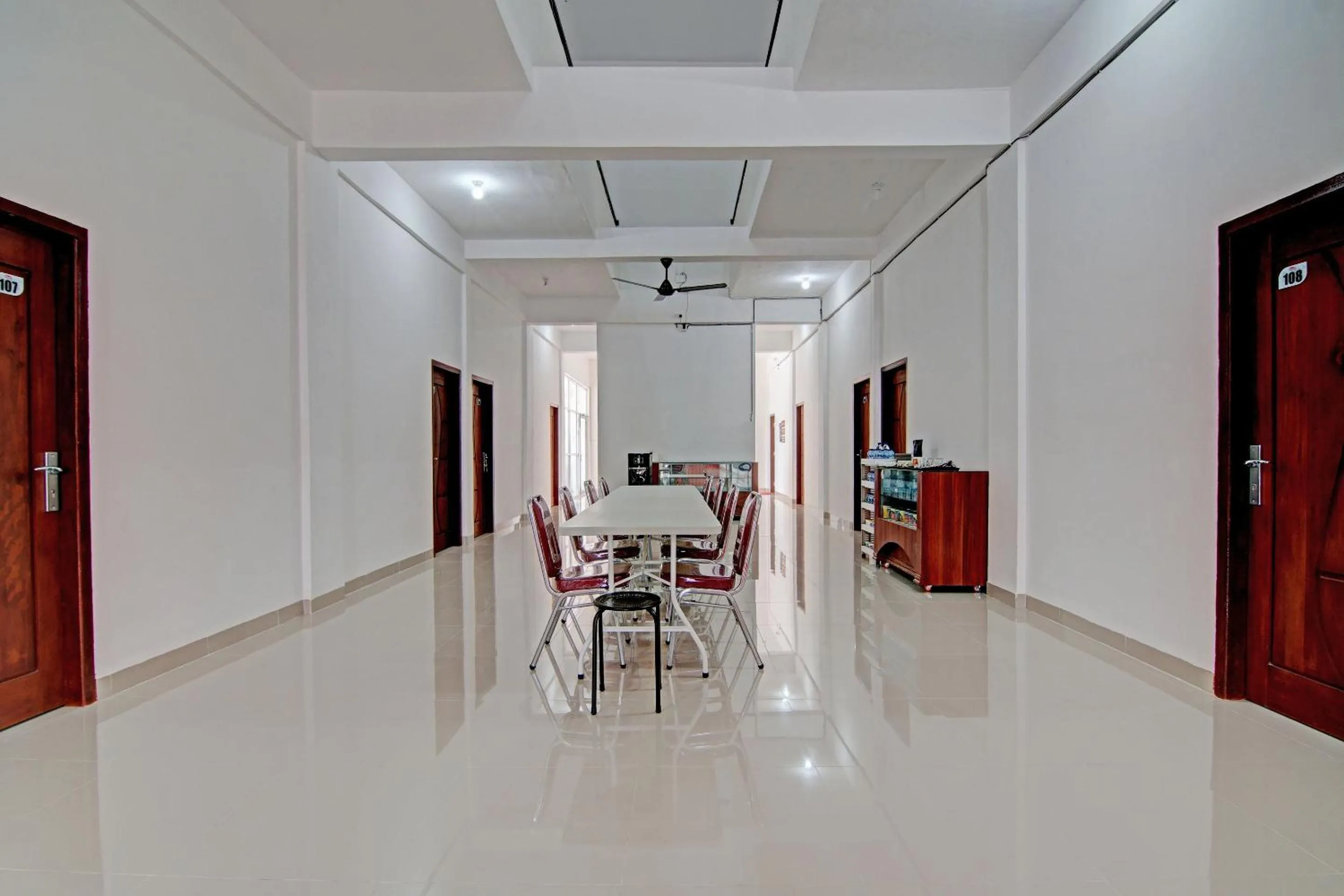 Lobby or reception in Hotel O Penginapan Sarinah SyariahNearRM Beringin Indah