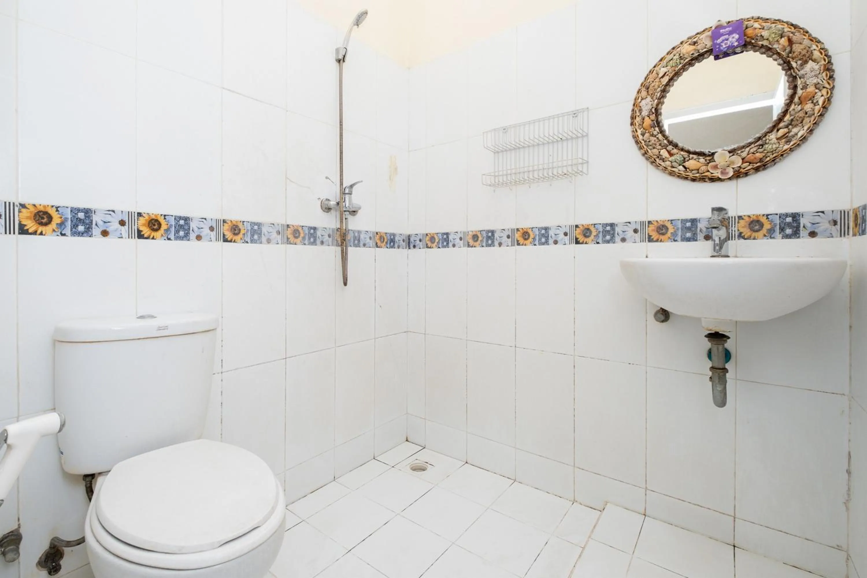 Shower in RedDoorz Plus @ Grace Residence Surabaya