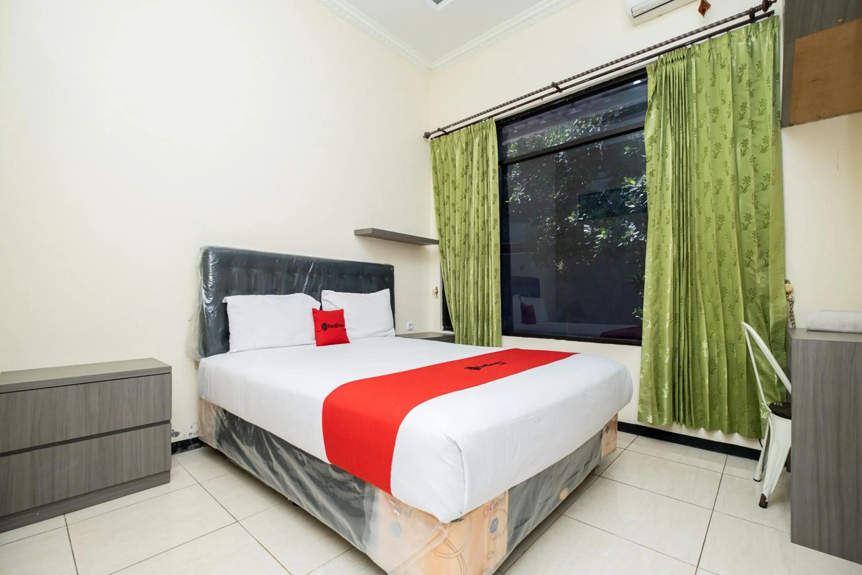 Bed in RedDoorz Plus @ Grace Residence Surabaya