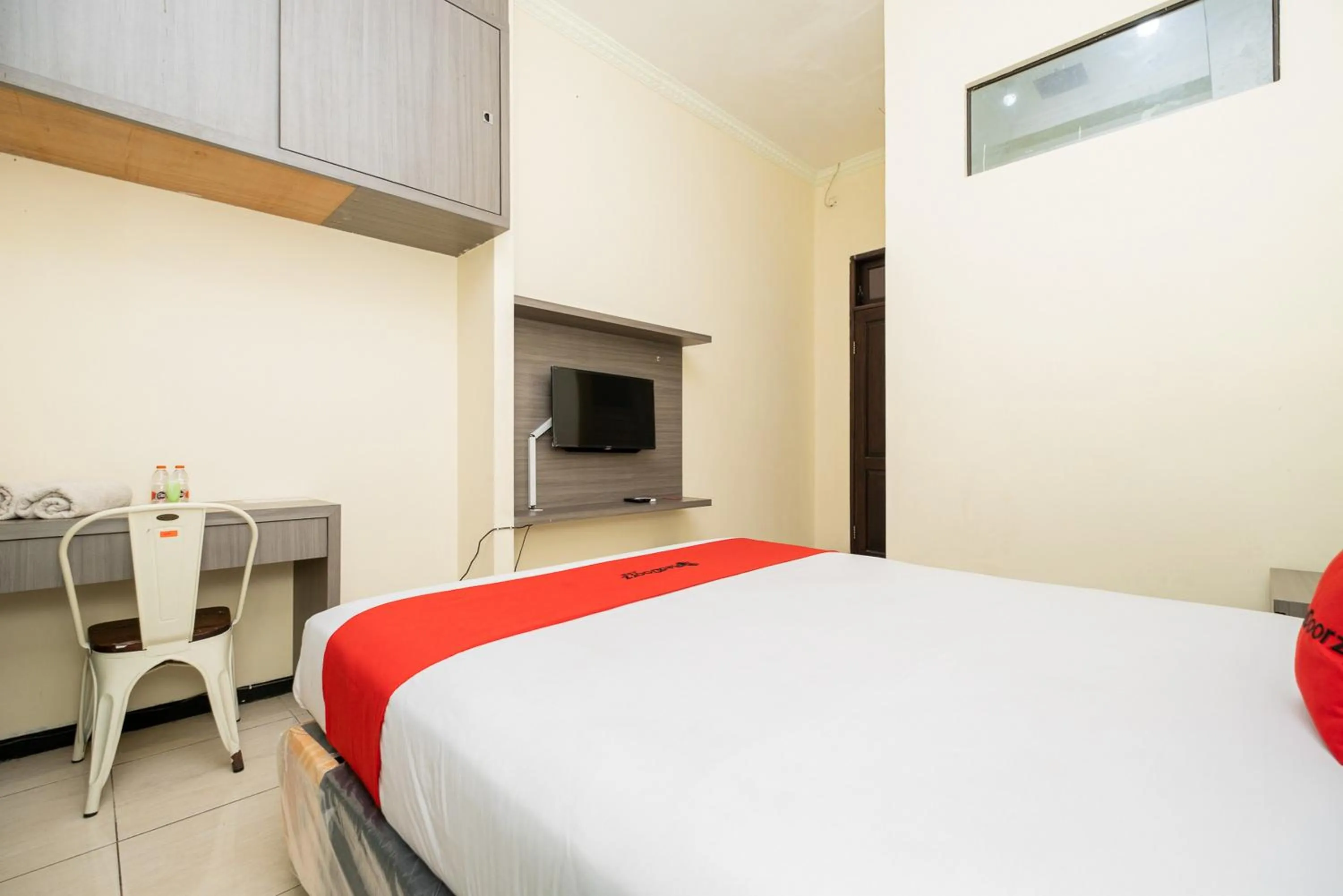 Bed in RedDoorz Plus @ Grace Residence Surabaya
