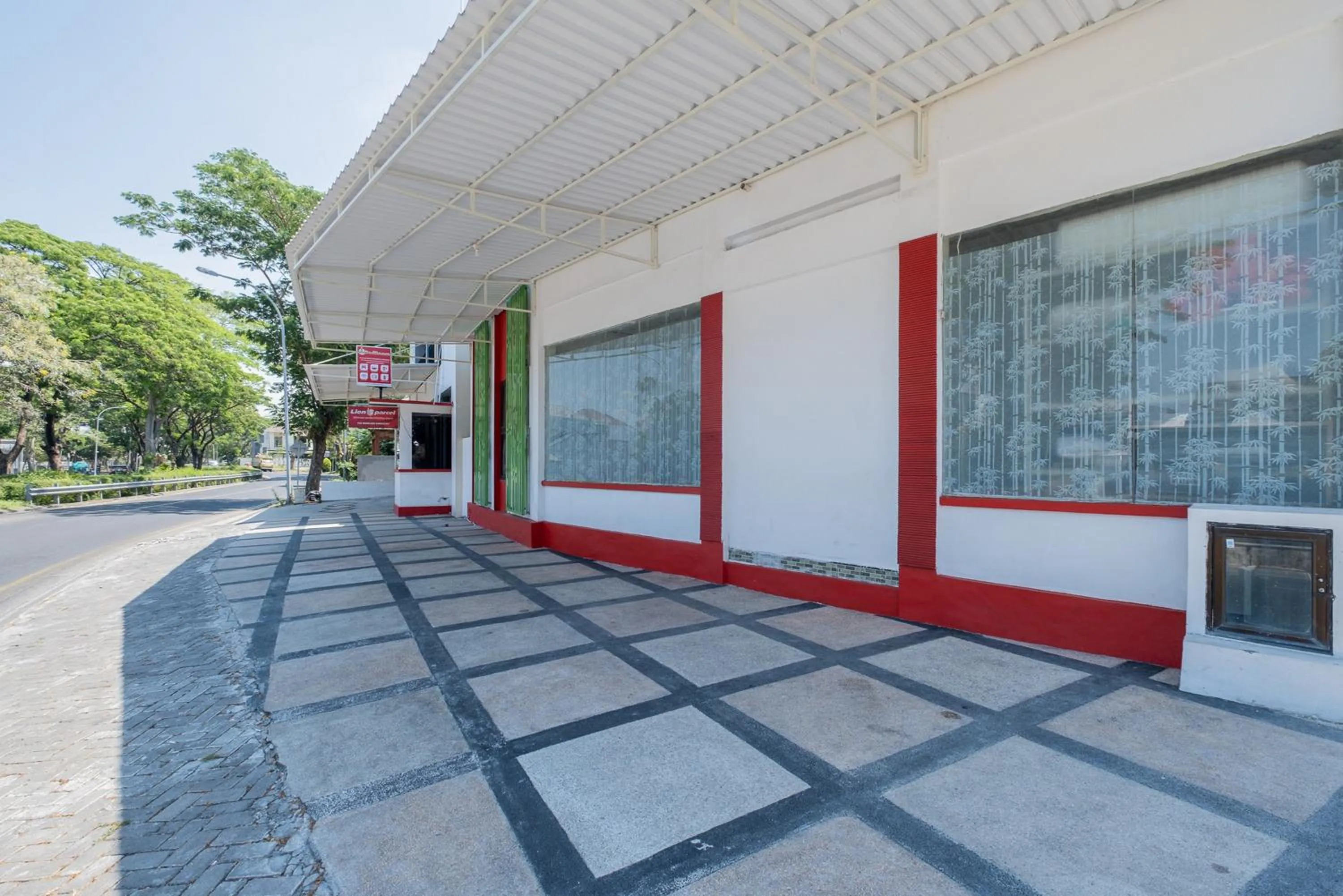 Property building in RedDoorz Plus @ Grace Residence Surabaya