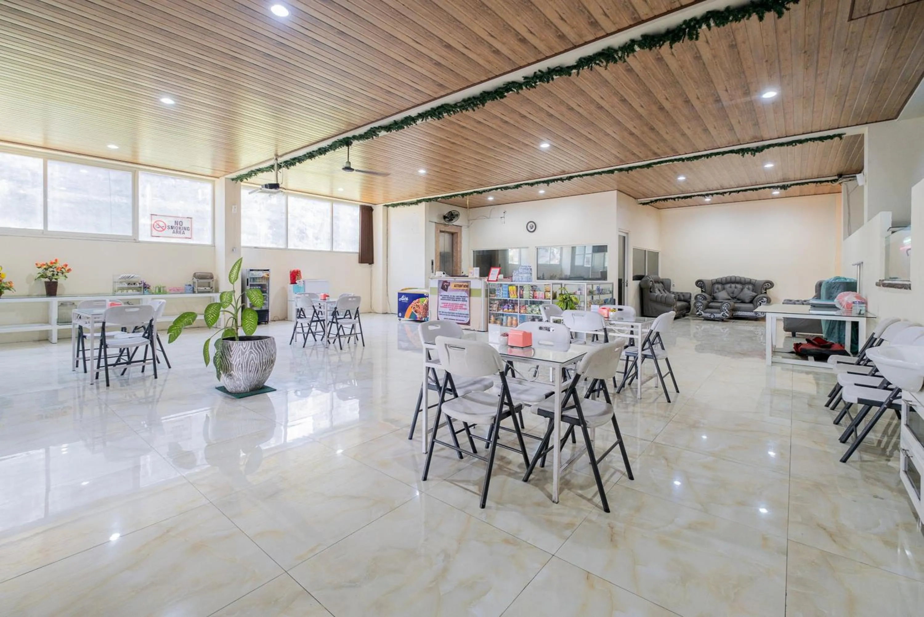 Restaurant/places to eat in RedDoorz Plus @ Grace Residence Surabaya