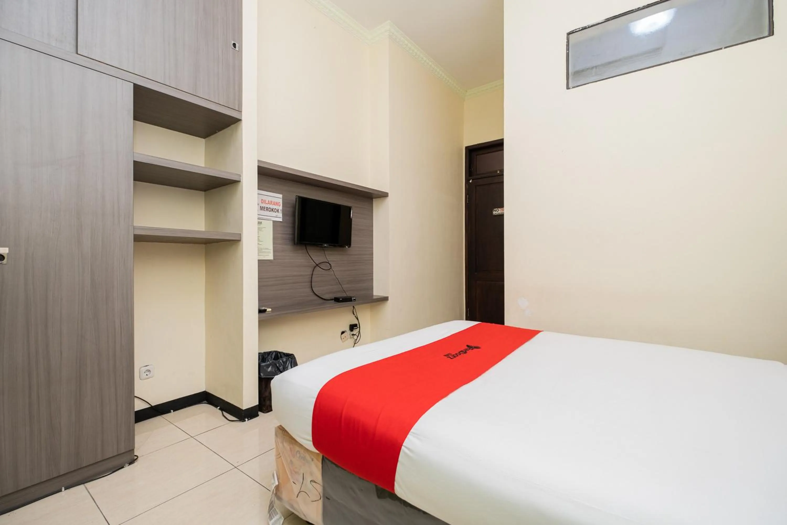 Bed in RedDoorz Plus @ Grace Residence Surabaya