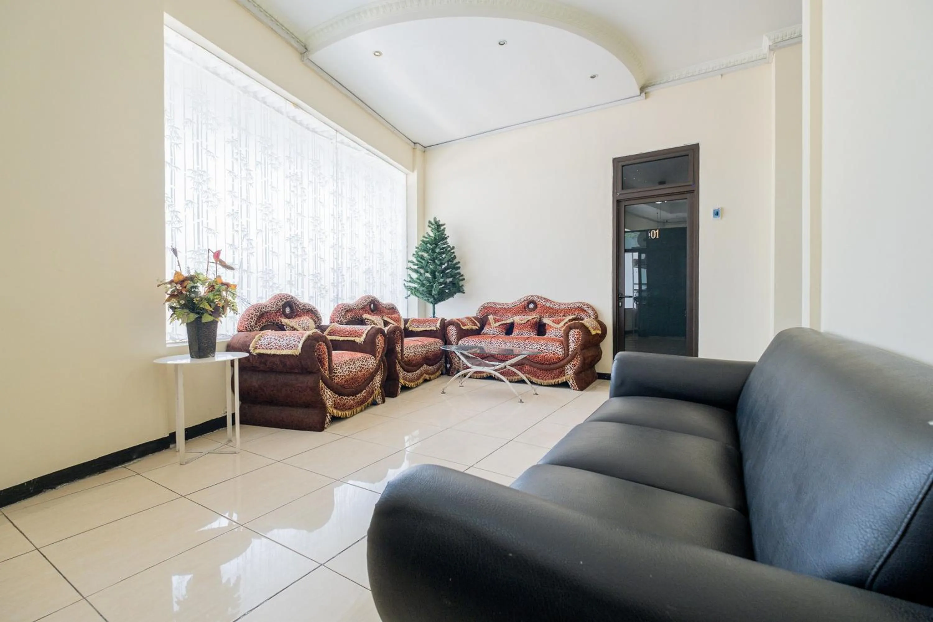 Seating area in RedDoorz Plus @ Grace Residence Surabaya