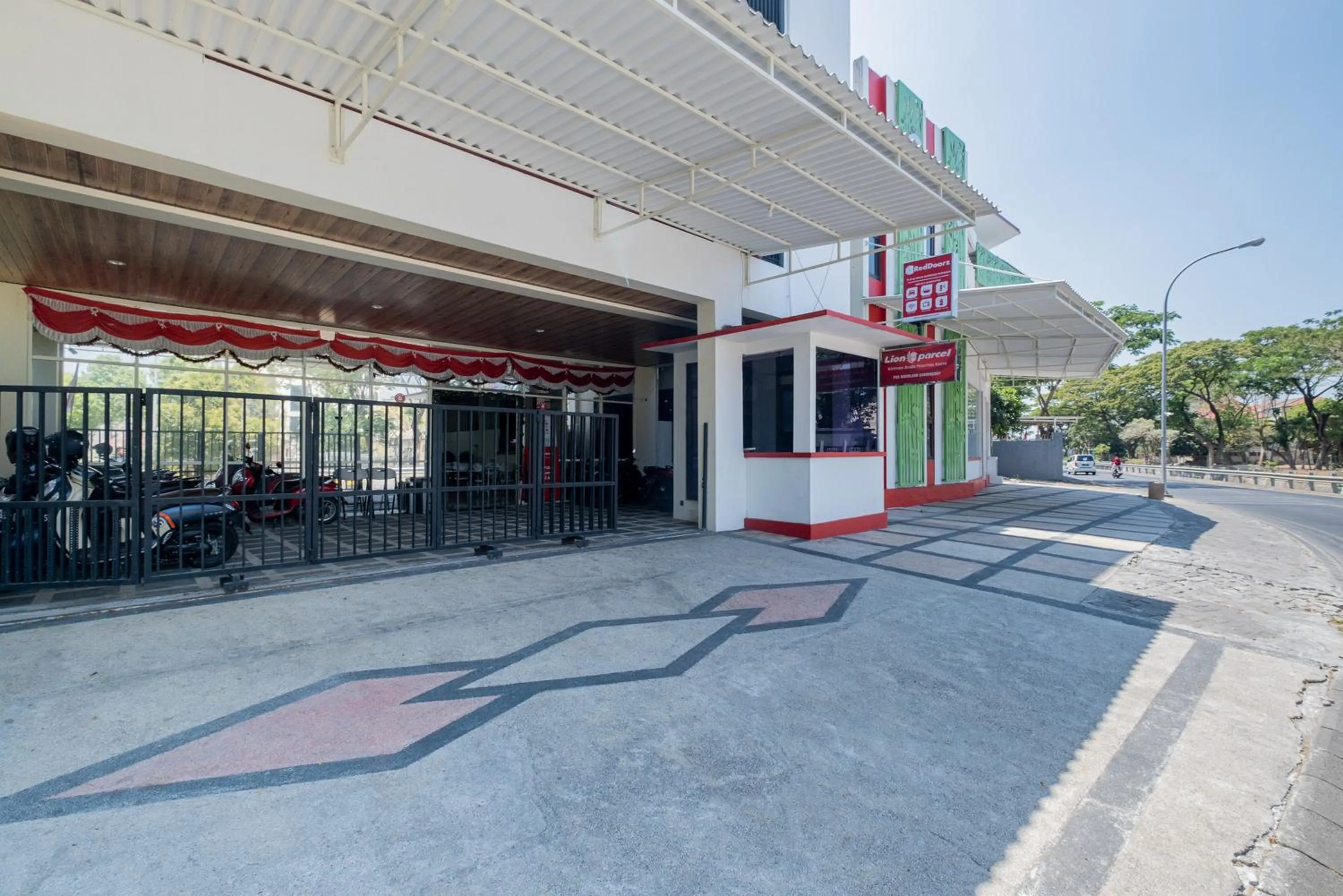 Property building in RedDoorz Plus @ Grace Residence Surabaya