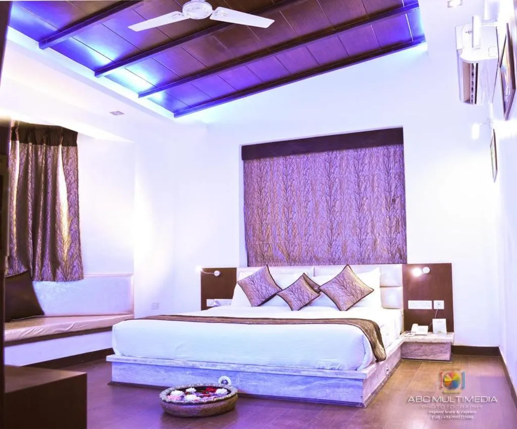 Photo of the whole room, Bed in Corbett Tusker Trail