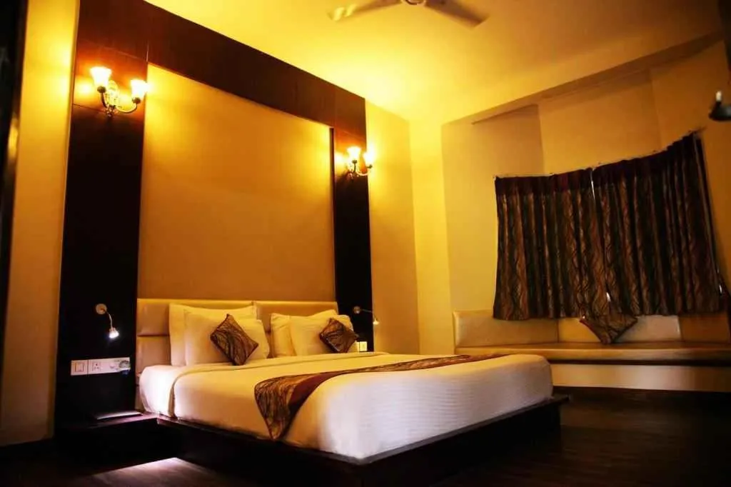 Photo of the whole room, Bed in Corbett Tusker Trail