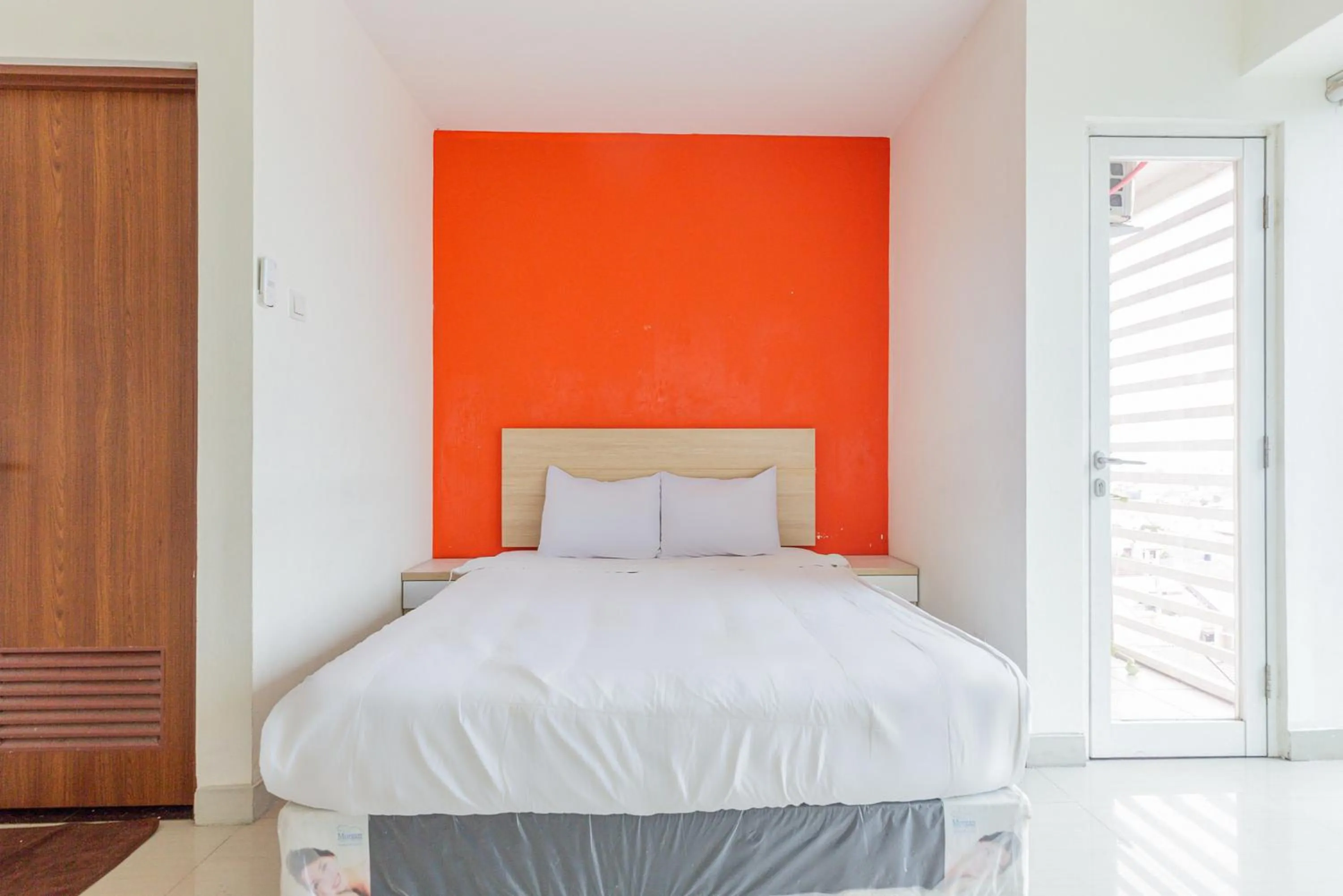 Bed in RedLiving Apartemen Grand Kamala Lagoon - Rooms 911 Tower Barclay South with Netflix