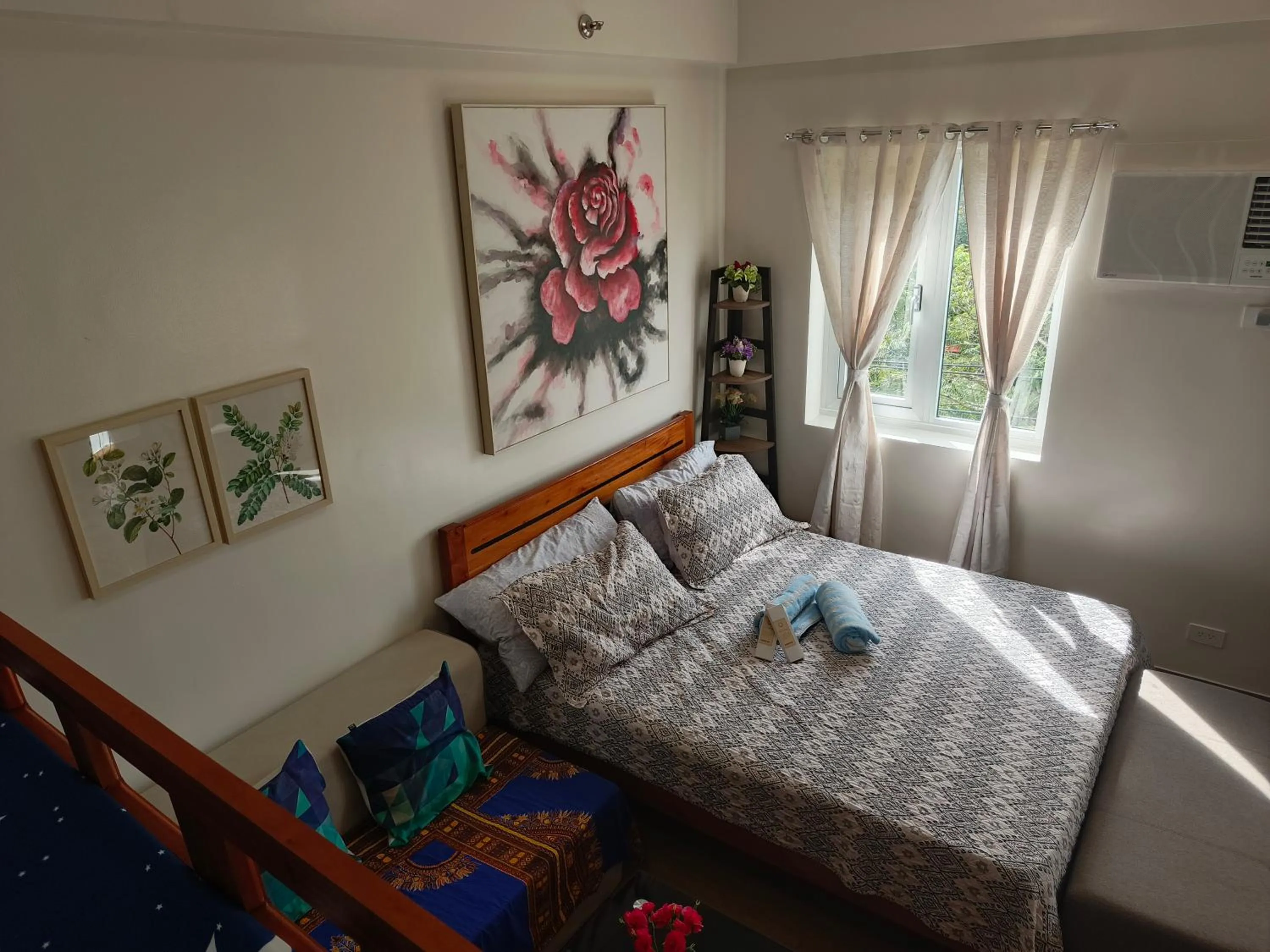 Bed in Happy Stays B - End Unit Greenery View at SMDC Hope Residences