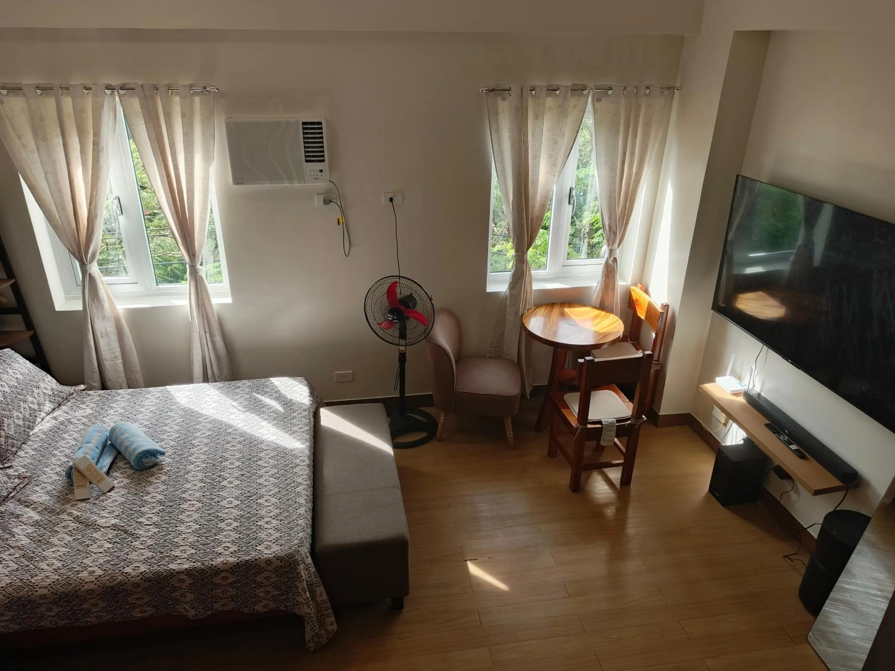 Communal lounge/ TV room, Bed in Happy Stays B - End Unit Greenery View at SMDC Hope Residences