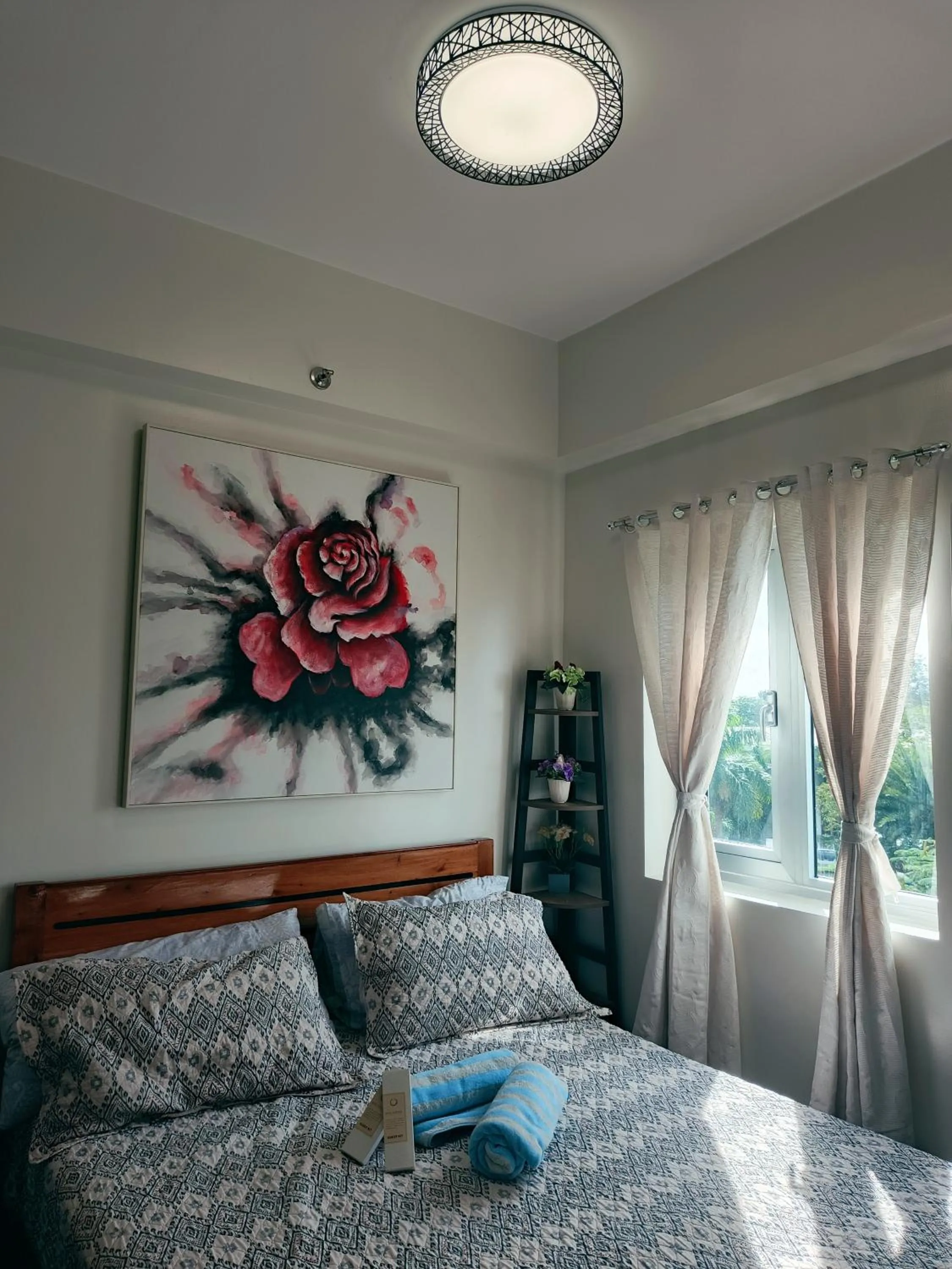 Bed in Happy Stays B - End Unit Greenery View at SMDC Hope Residences