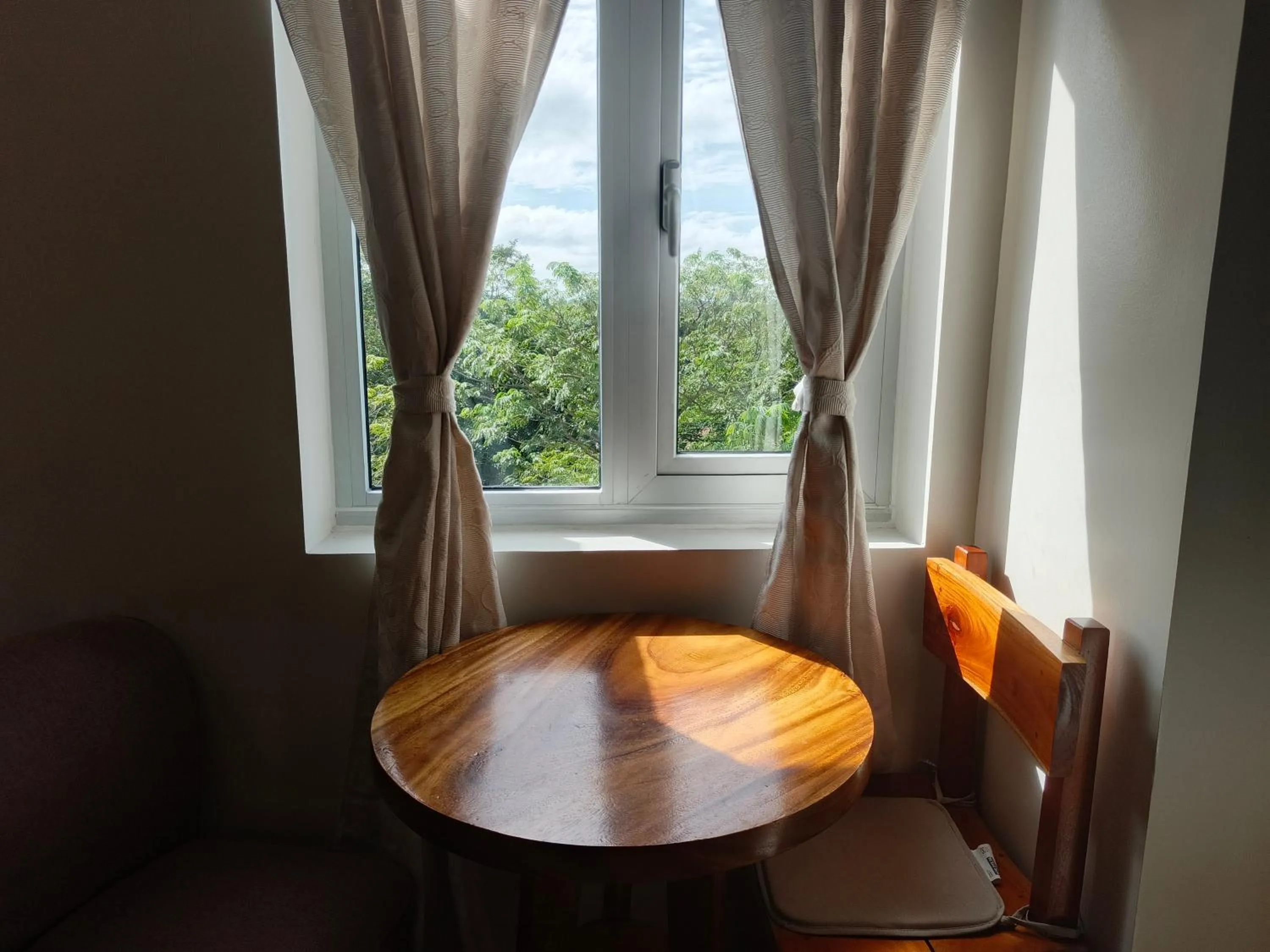 Seating area in Happy Stays B - End Unit Greenery View at SMDC Hope Residences