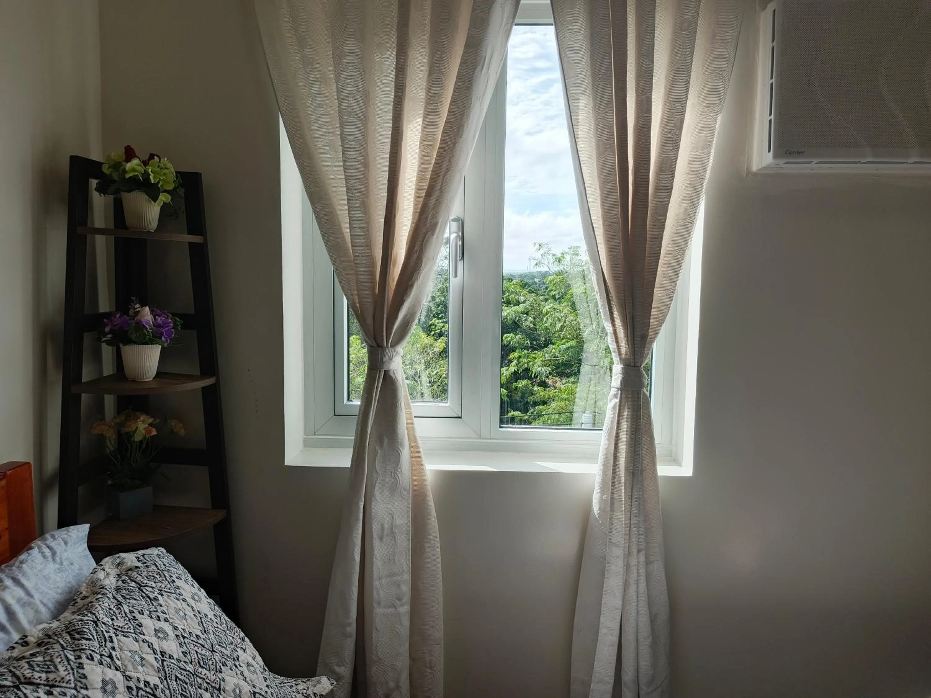 Bed in Happy Stays B - End Unit Greenery View at SMDC Hope Residences