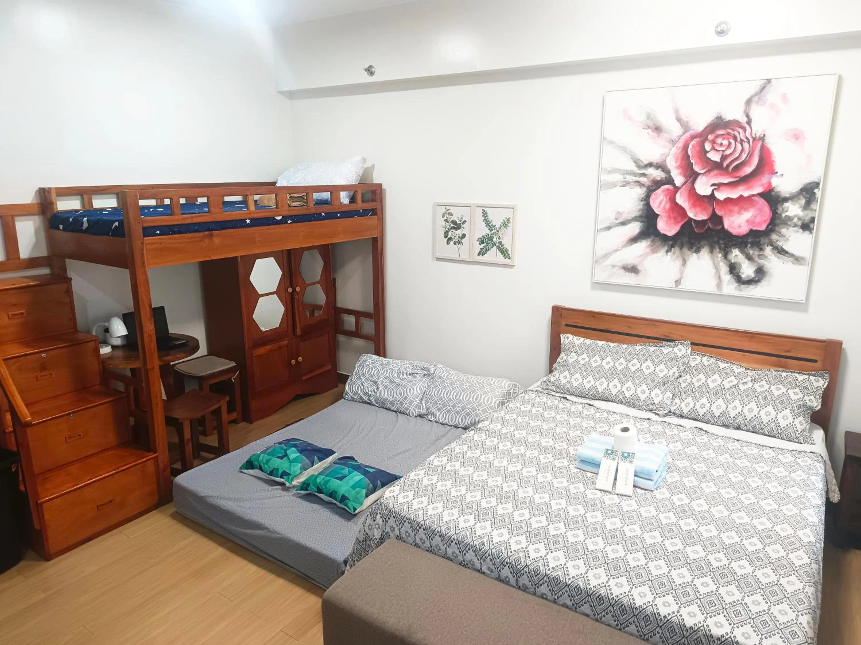 Bed in Happy Stays B - End Unit Greenery View at SMDC Hope Residences