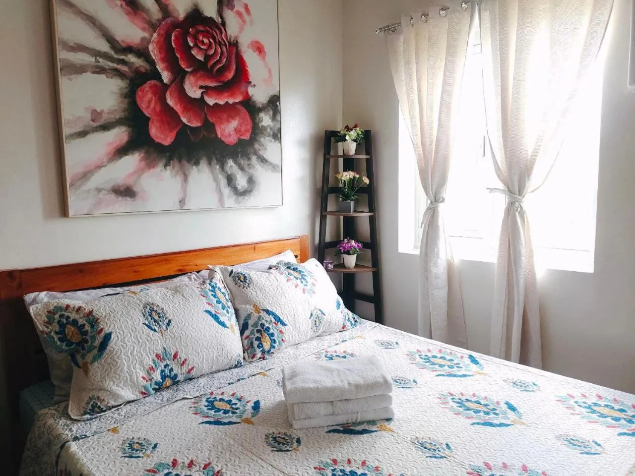 Bed in Happy Stays B - End Unit Greenery View at SMDC Hope Residences