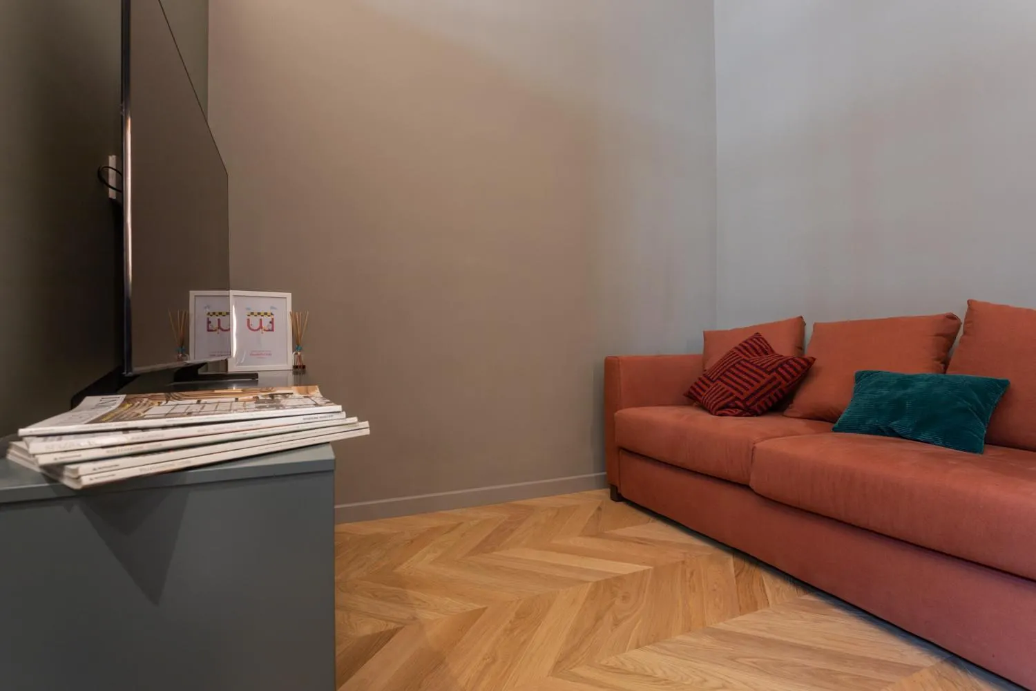 Communal lounge/ TV room in Lagrange Design Apartments by Wonderful Italy