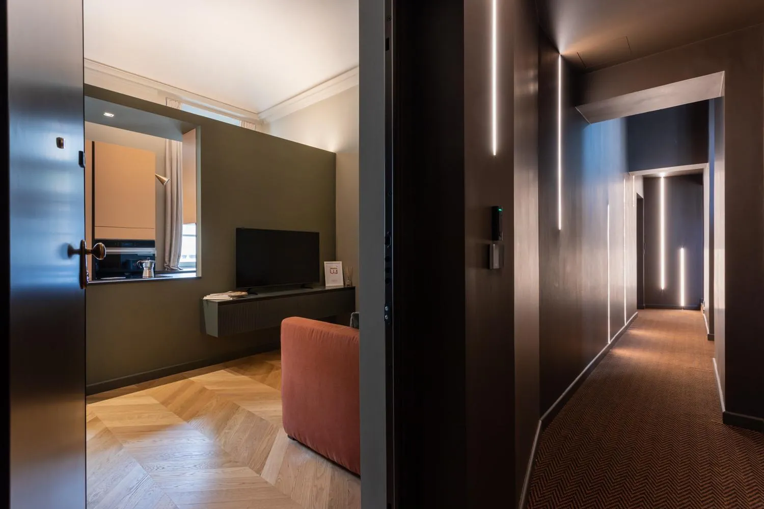 Communal lounge/ TV room in Lagrange Design Apartments by Wonderful Italy