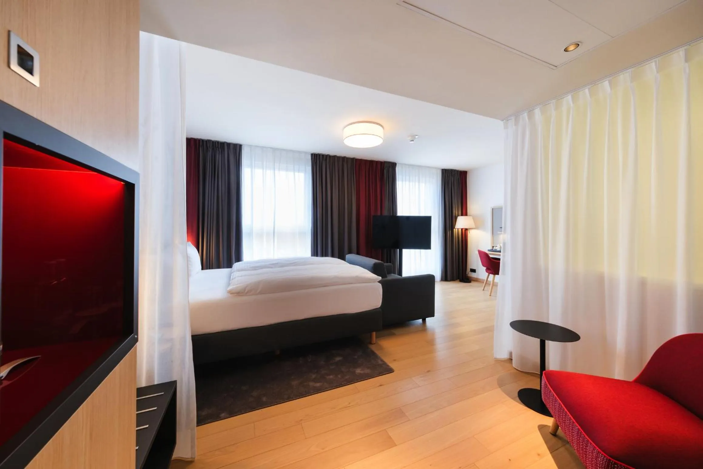 Photo of the whole room, Bed in IntercityHotel Lübeck