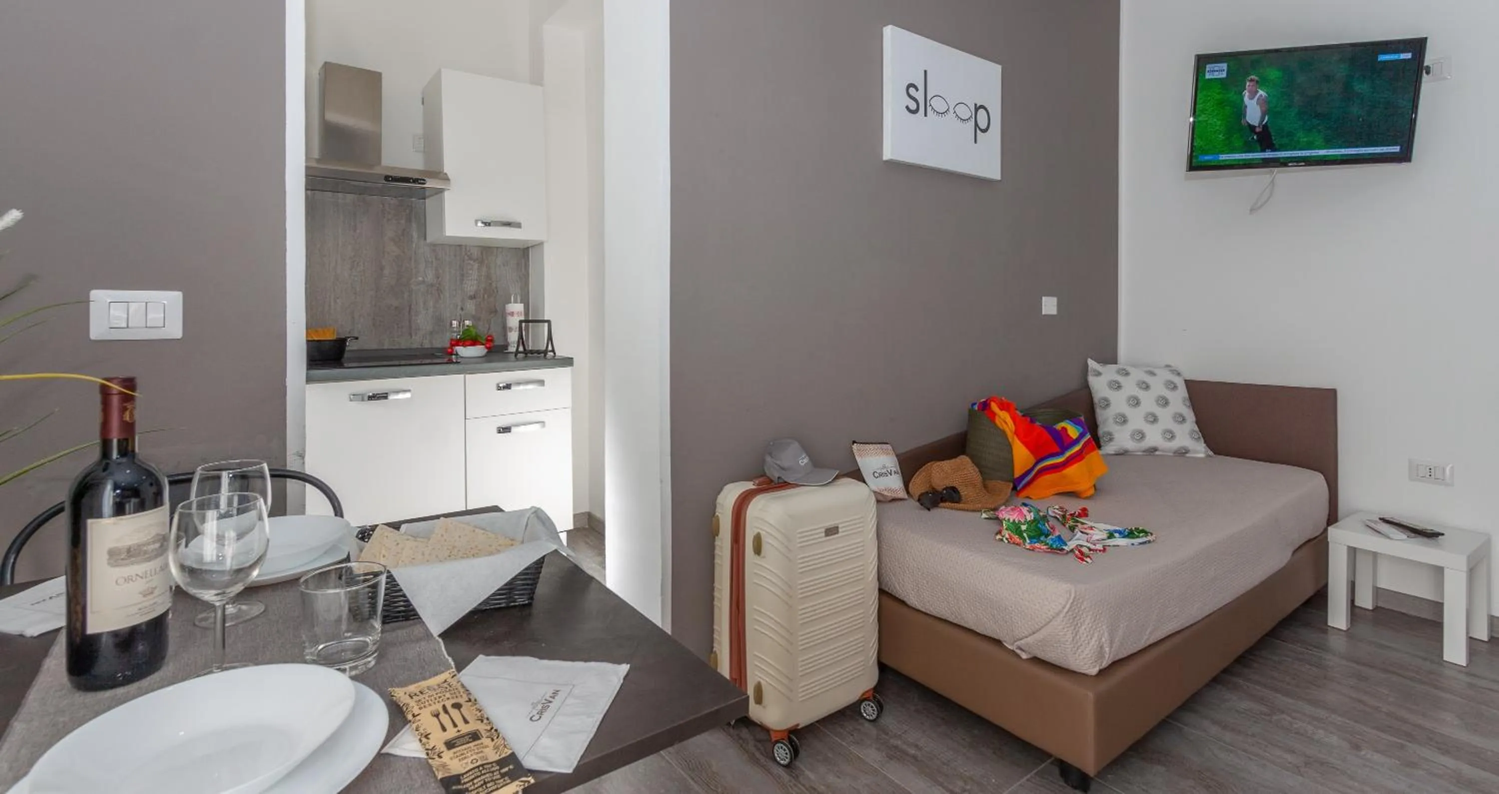 Bed in Hotel apartments Crisvan