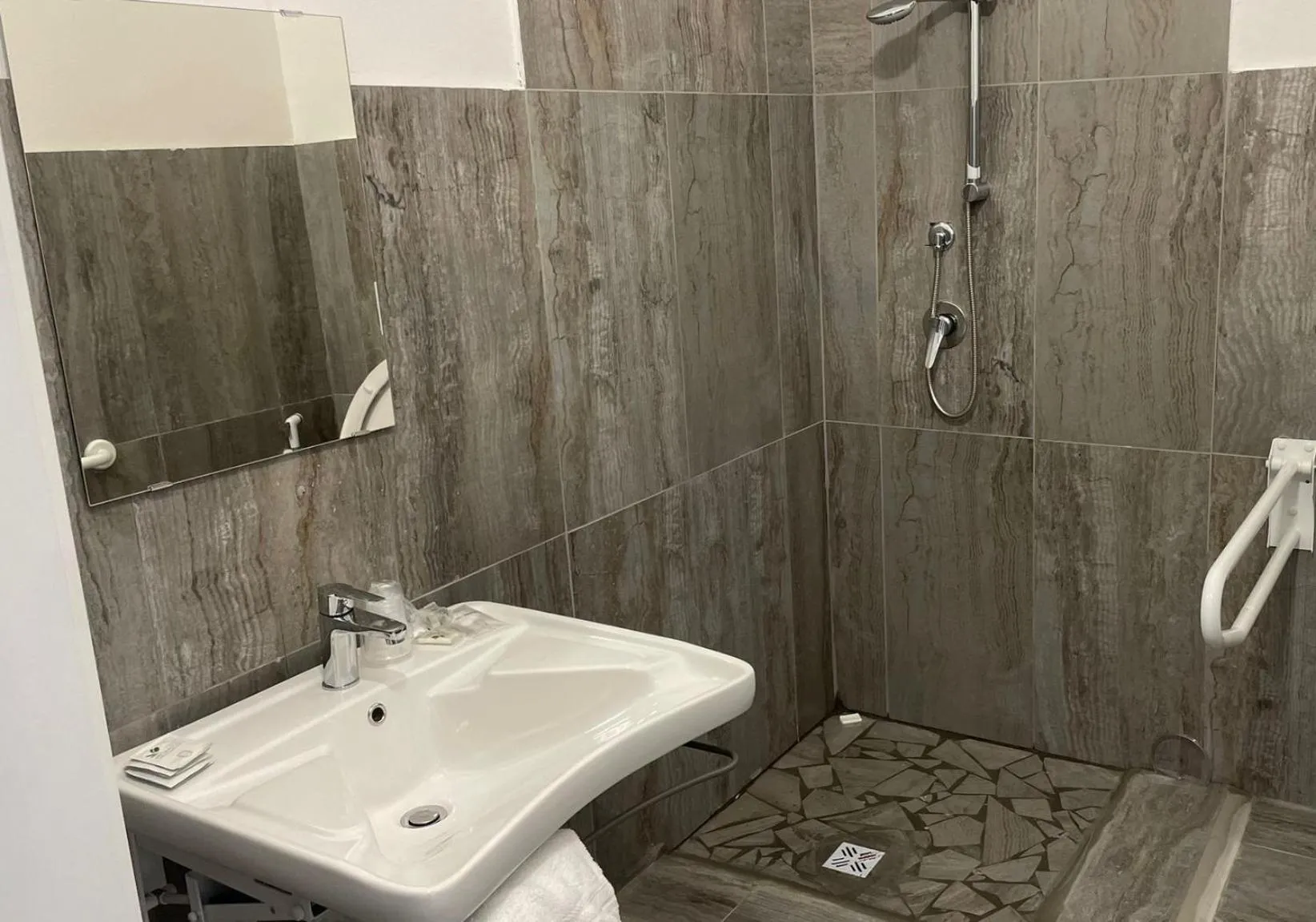 Bathroom in Hotel apartments Crisvan