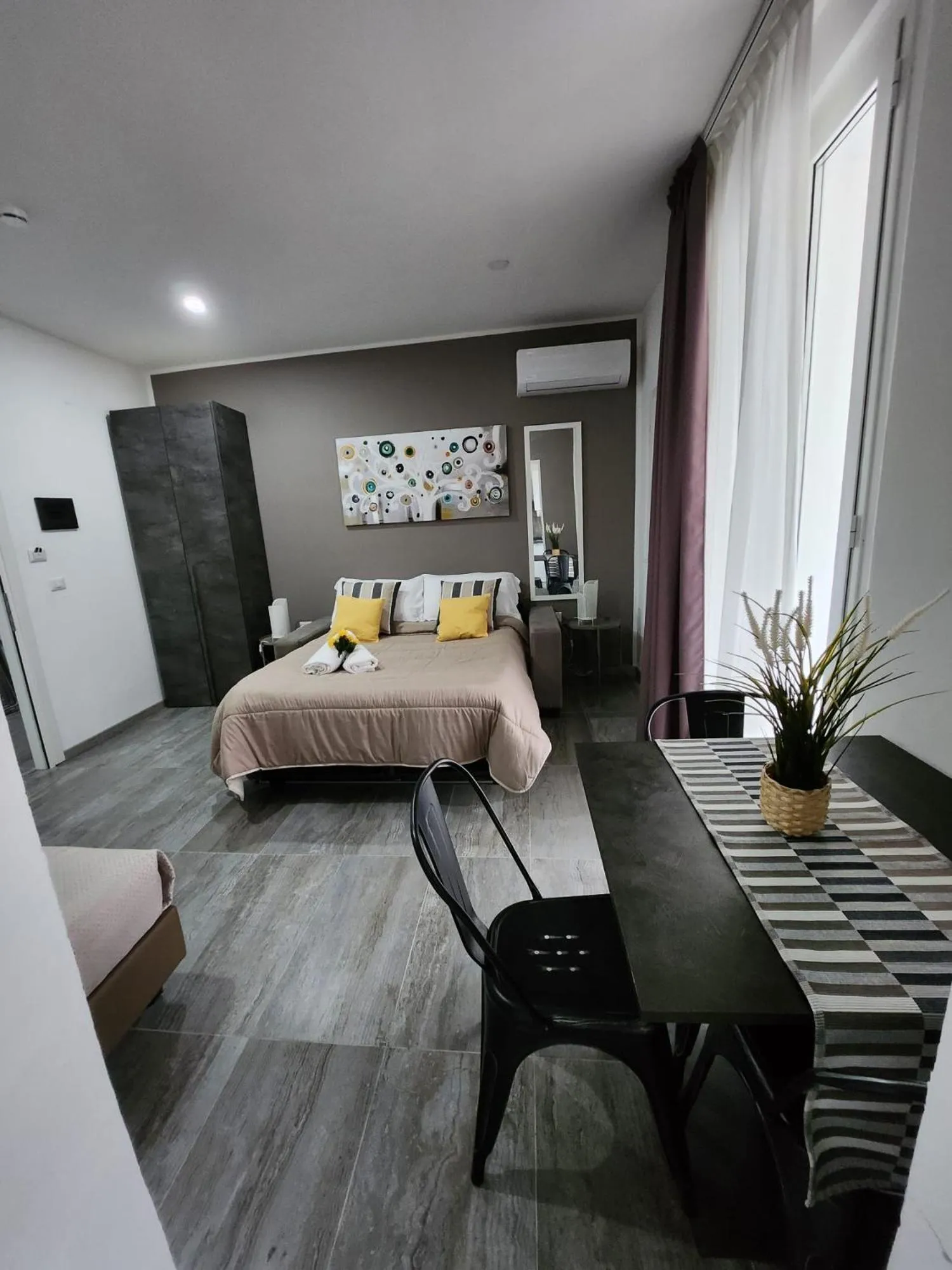 Bedroom, Bed in Hotel apartments Crisvan