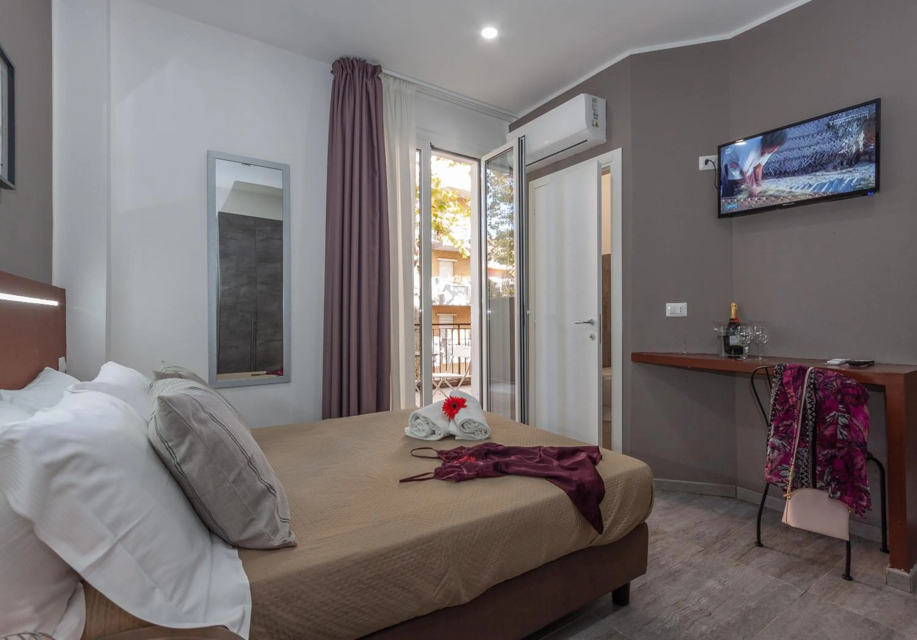 Bed in Hotel apartments Crisvan