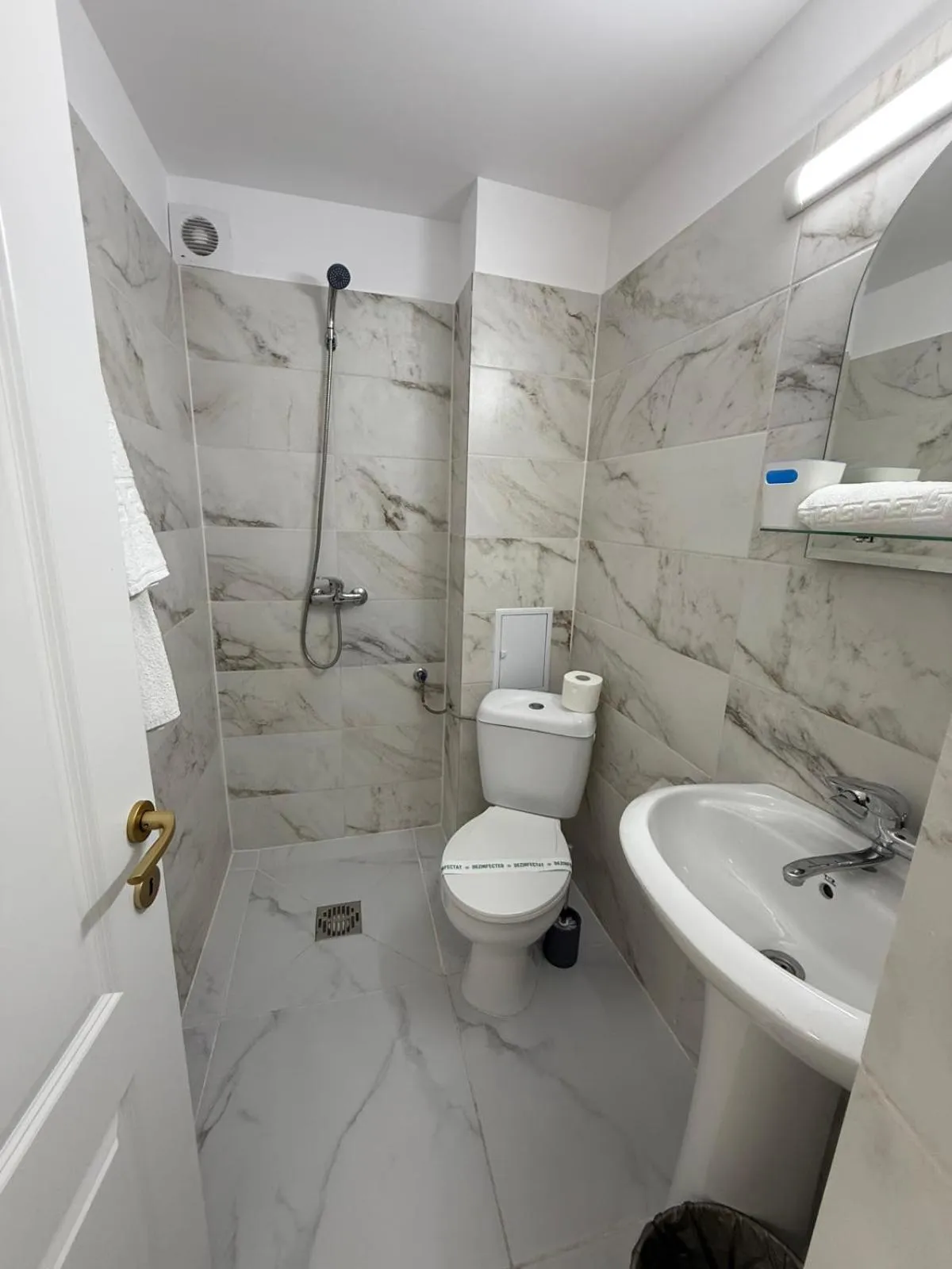 Shower in Hotel Ancora