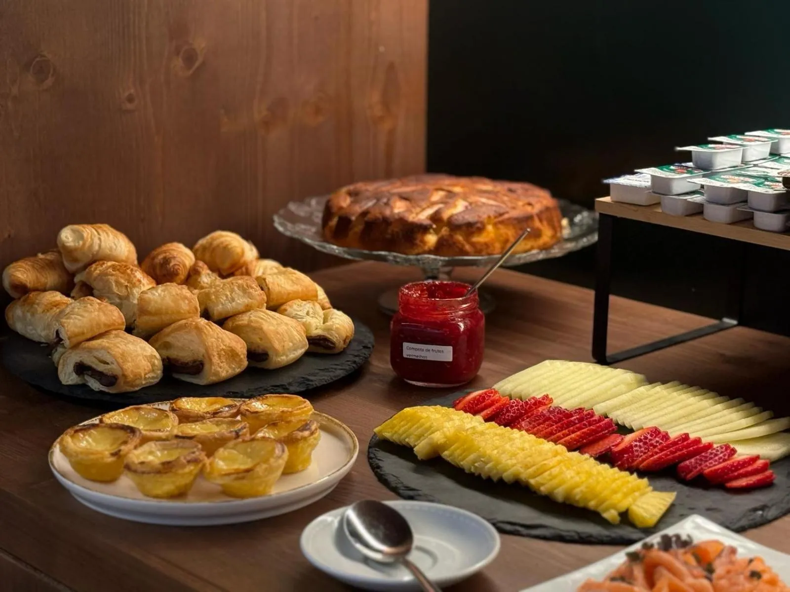 Buffet breakfast in Quinta da Amendoeira - Évora - The Farmhouse