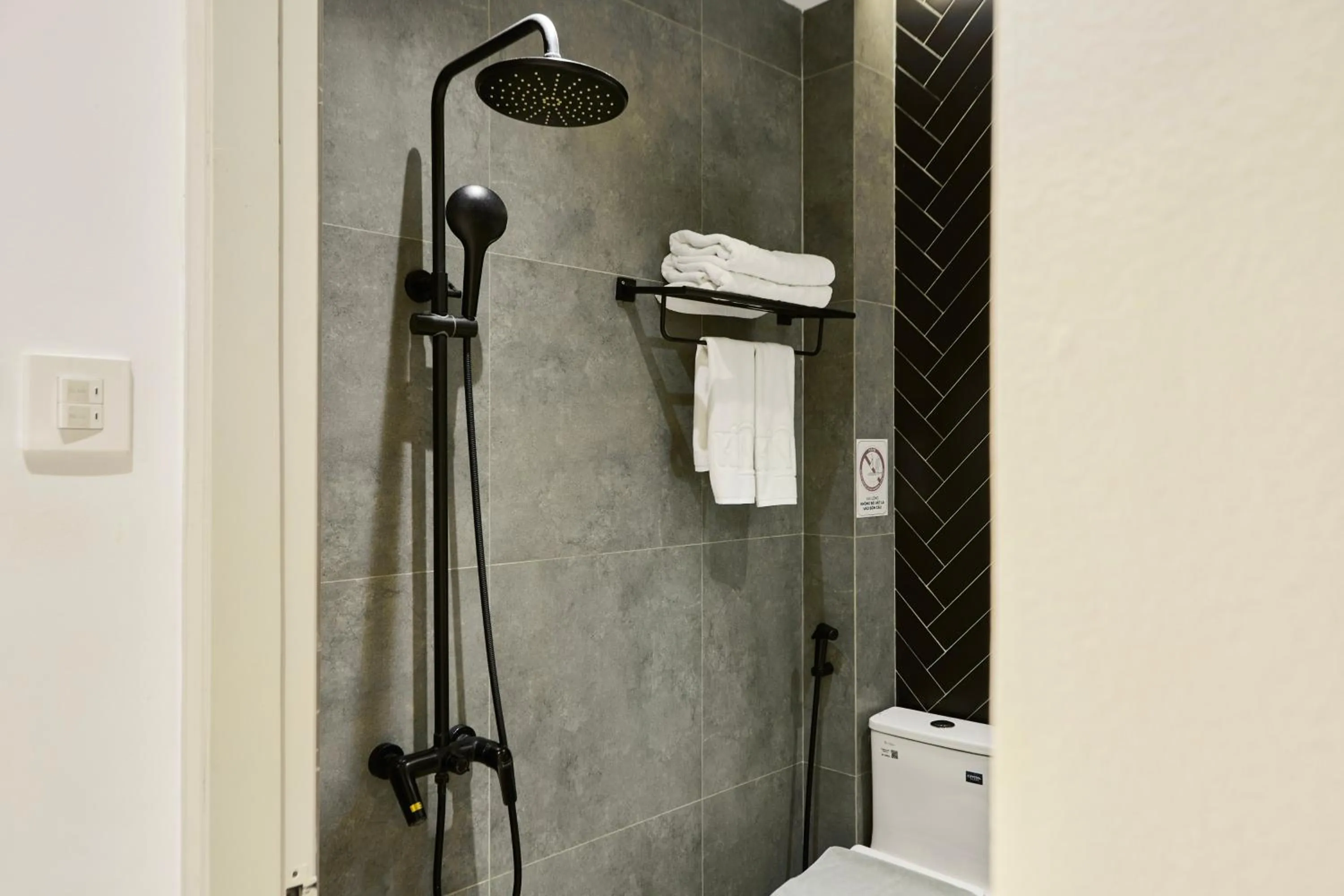 Shower in Kin Wander Tân Quy