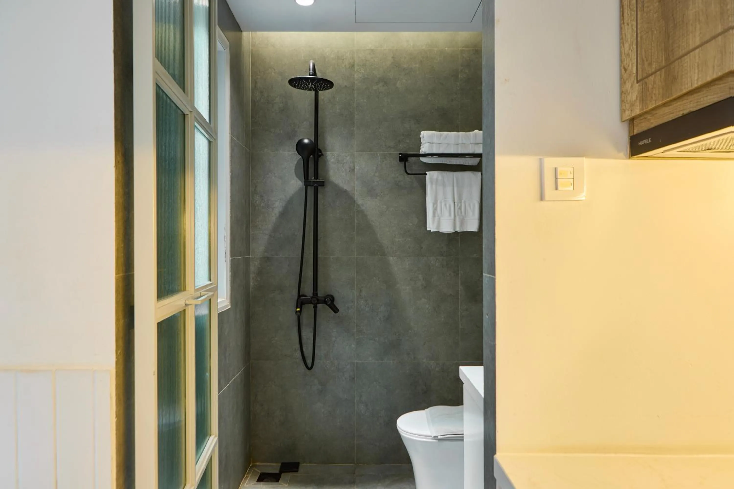 Shower in Kin Wander Tân Quy