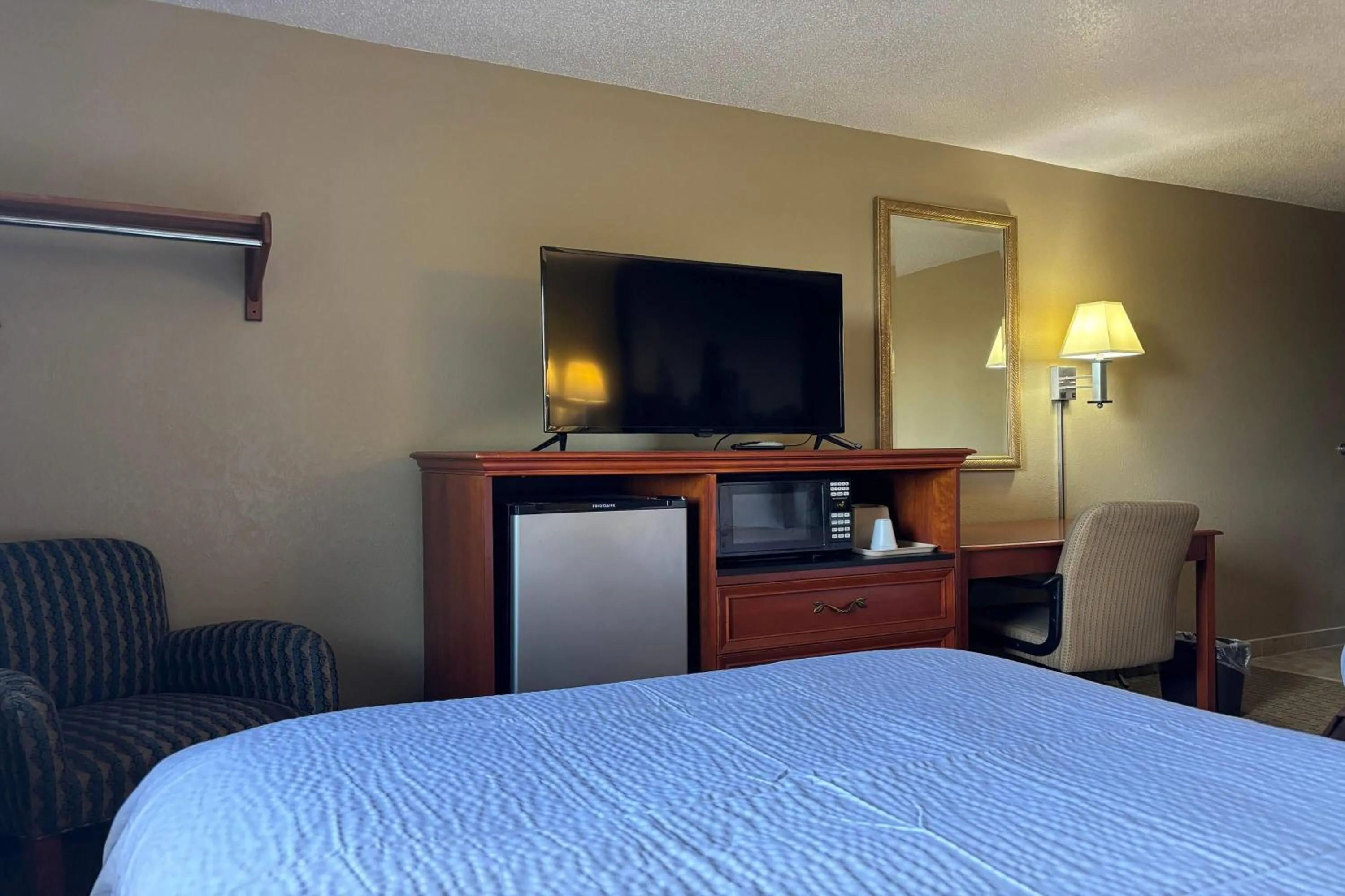 Photo of the whole room, Bed in Super 8 by Wyndham Pontiac