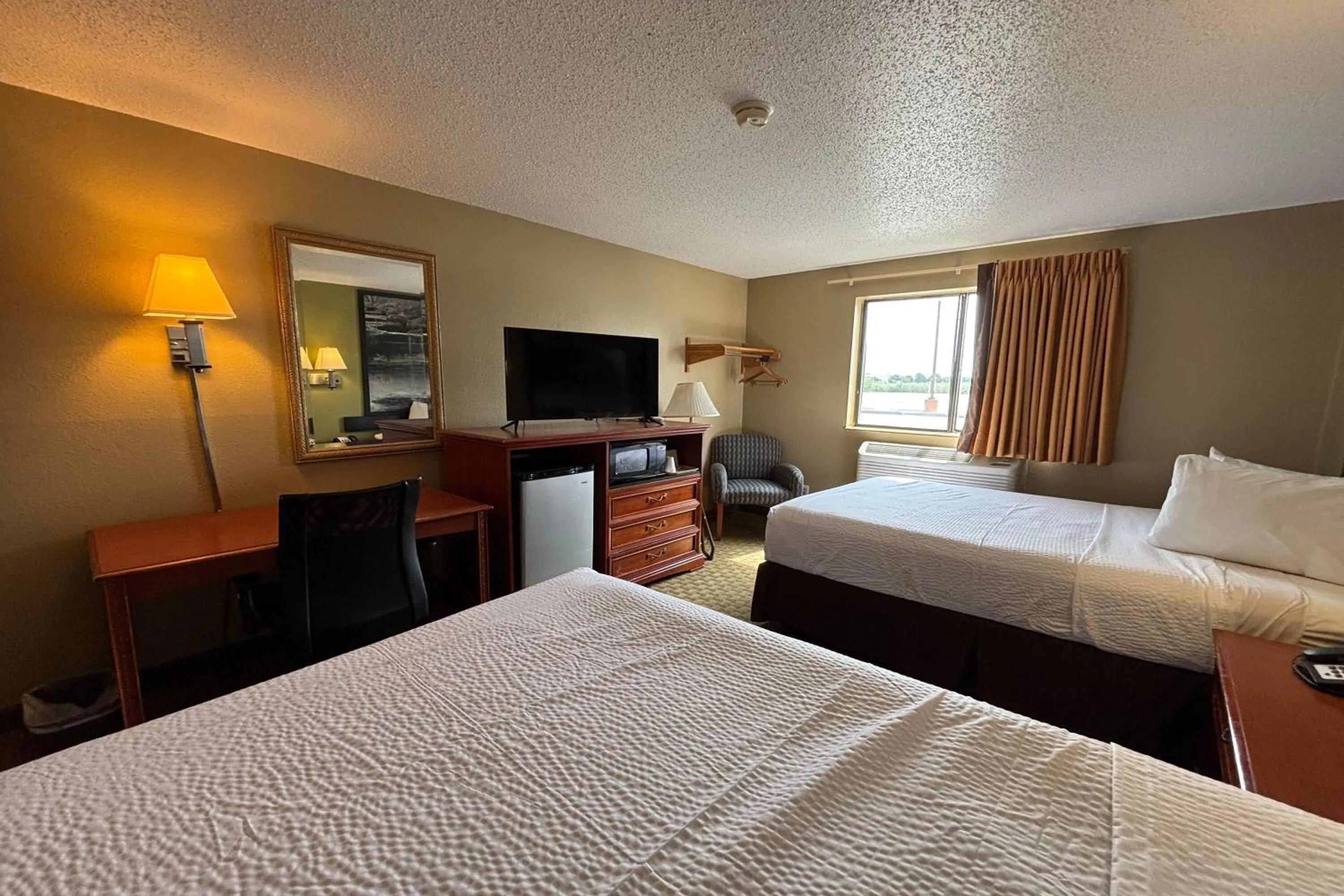 Photo of the whole room, Bed in Super 8 by Wyndham Pontiac