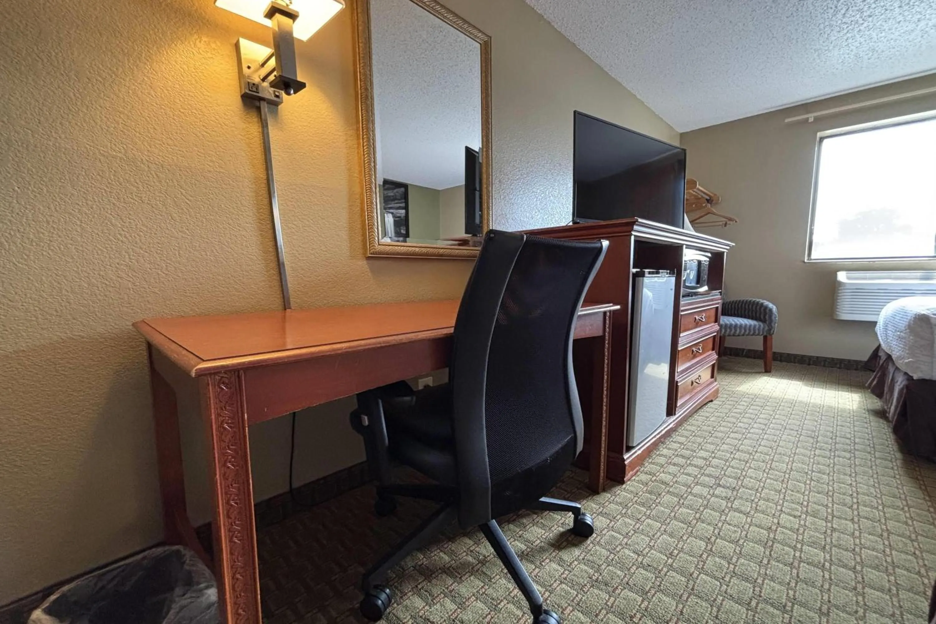 Photo of the whole room, Bed in Super 8 by Wyndham Pontiac