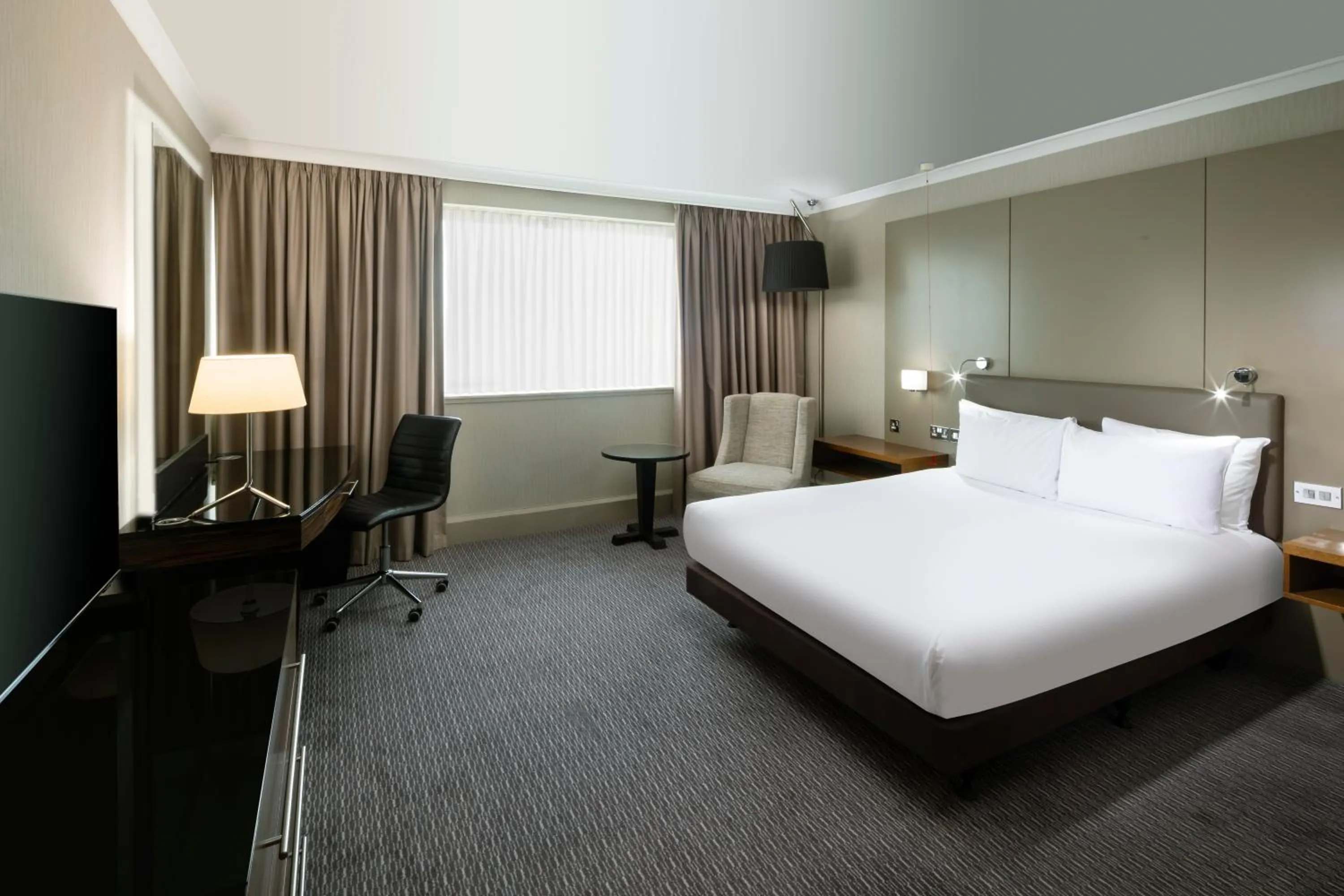 View (from property/room), Bed in Crowne Plaza Glasgow by IHG