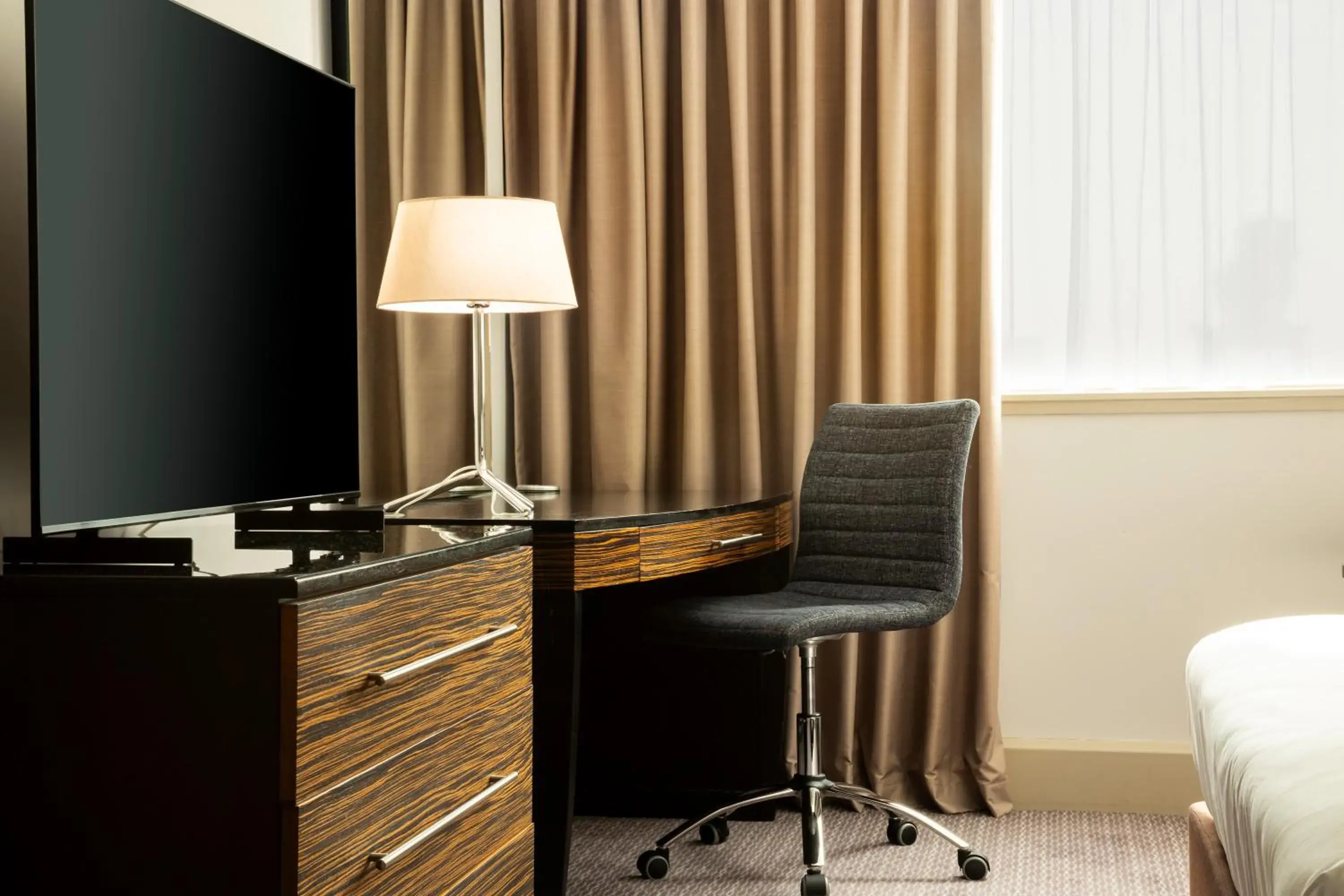 Standard Queen Room with River View - Disability Access in Crowne Plaza Glasgow by IHG Standard Queen Room with River View - Disability Access in Crowne Plaza Glasgow by IHG